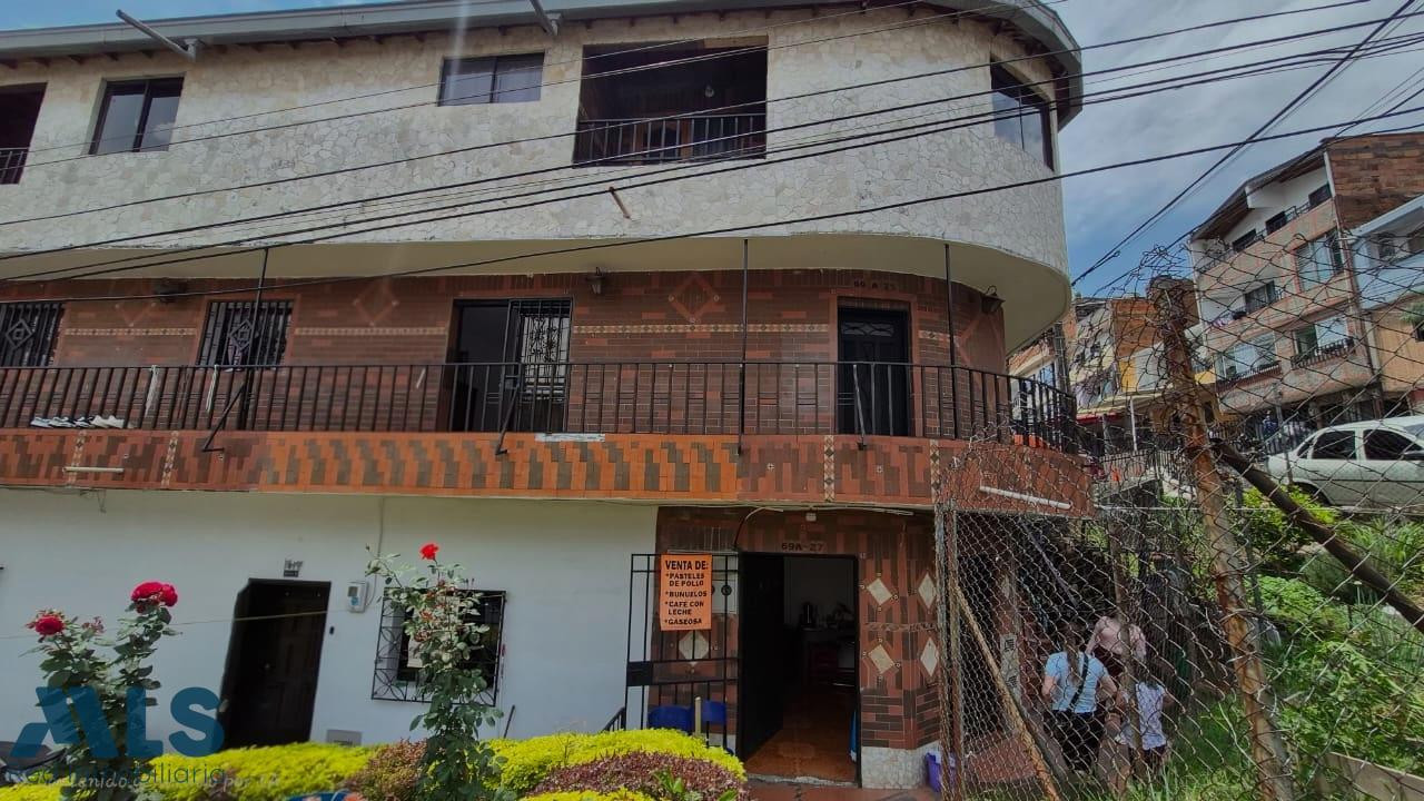 casa esquinera en castilla de 3 niveles medellin - castilla