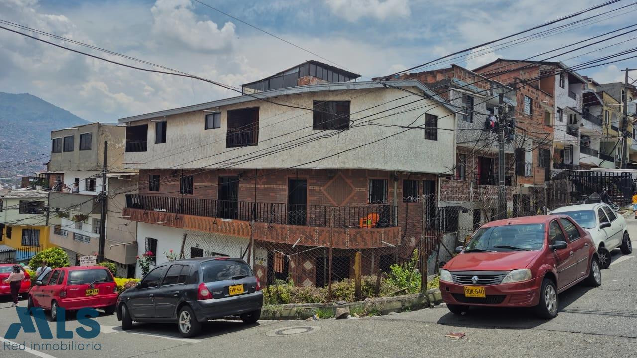 casa esquinera en castilla de 3 niveles medellin - castilla