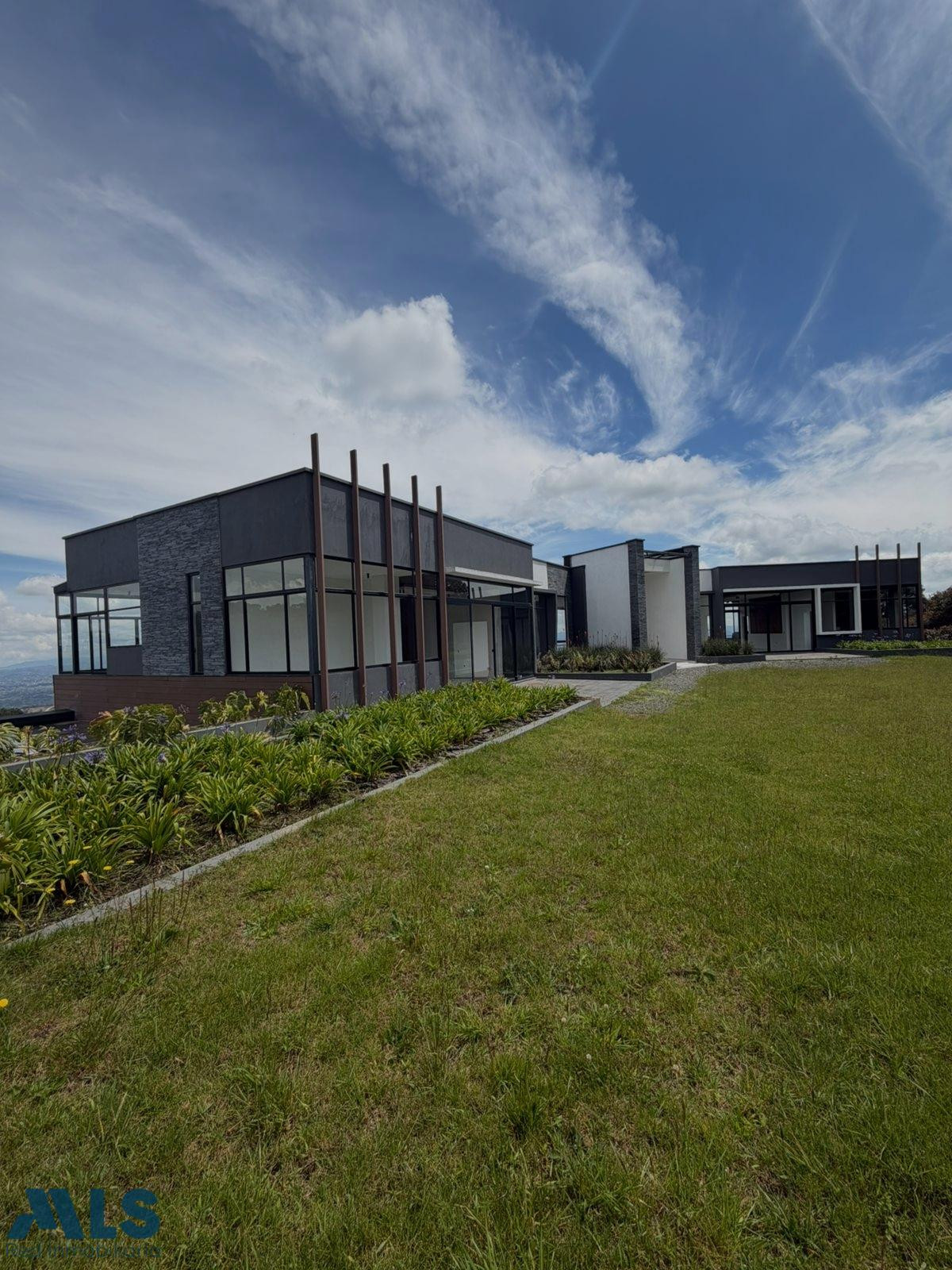 Magestuosa Casa con vista a las montañas envigado - alto de las palmas
