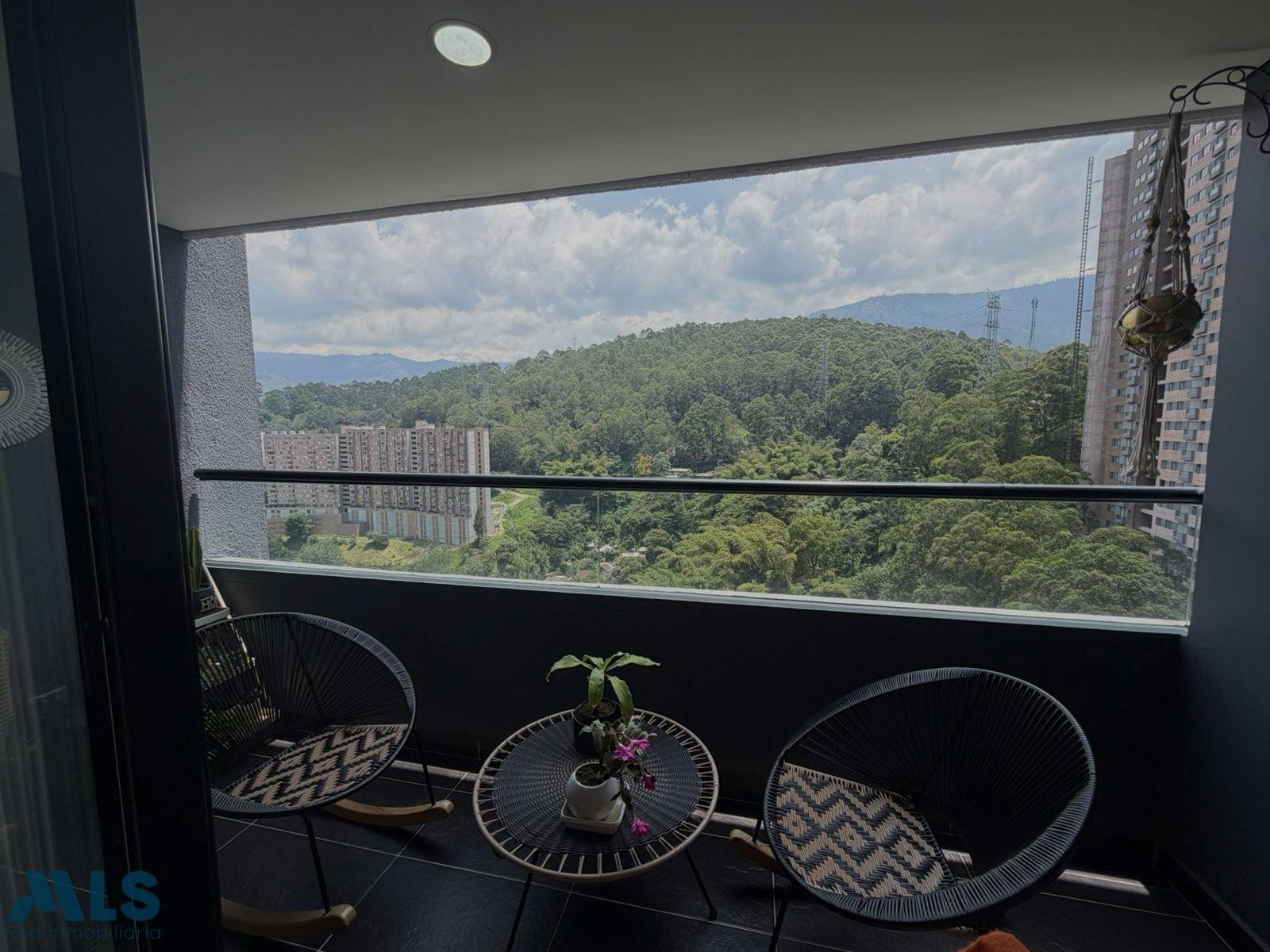 VENDO HERMOSO APARTAESTUDIO - POBLADO - PALMAS - PISO ALTO medellin - altos del poblado