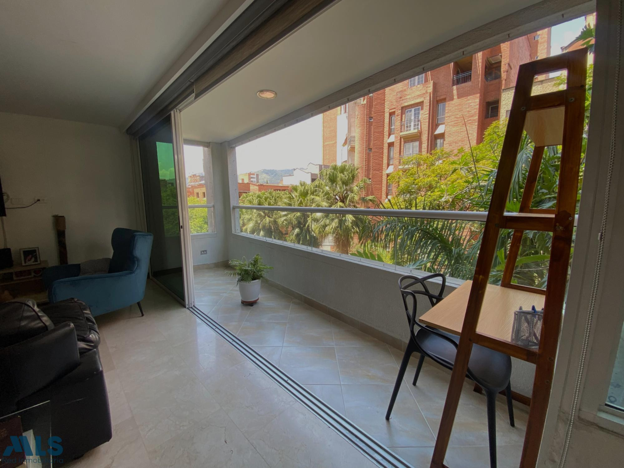 EN LAURELES, AMPLIO CON PORTERIA 24 HORAS. medellin - laureles