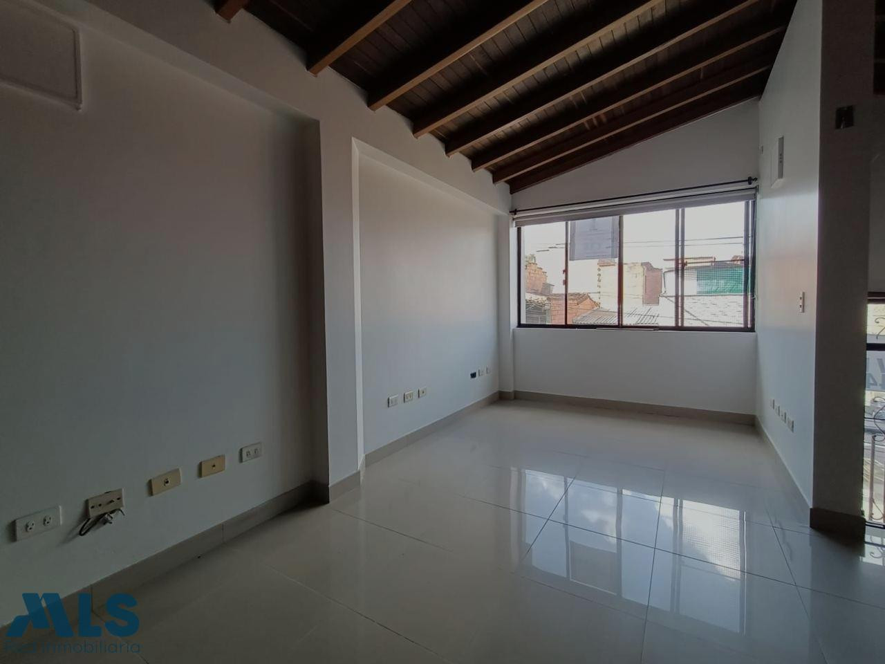 Casa de tres niveles ubicada en el sector de La Aldea itagui - la aldea