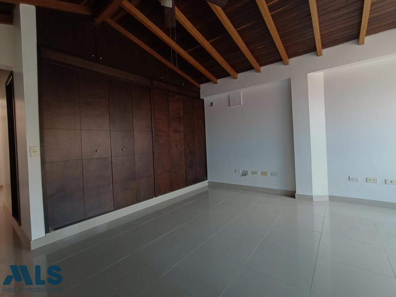 Casa de tres niveles ubicada en el sector de La Aldea itagui - la aldea