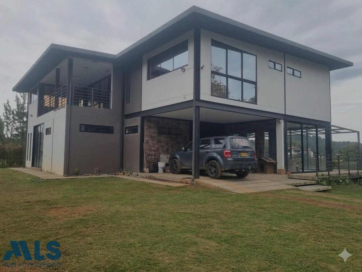 Rebaja millonaria casa para remodelar con lote casi $1.000 millones menos envigado - alto de las palmas