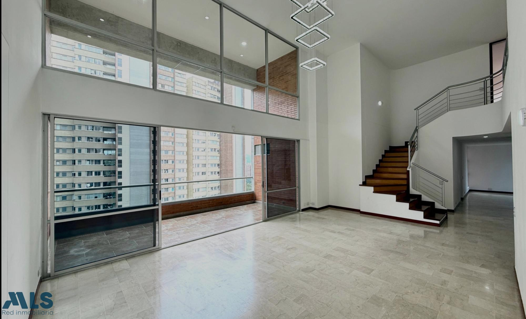 Penthouse dúplex amplio, elegante y en ubicación estratégica envigado - loma de benedictinos