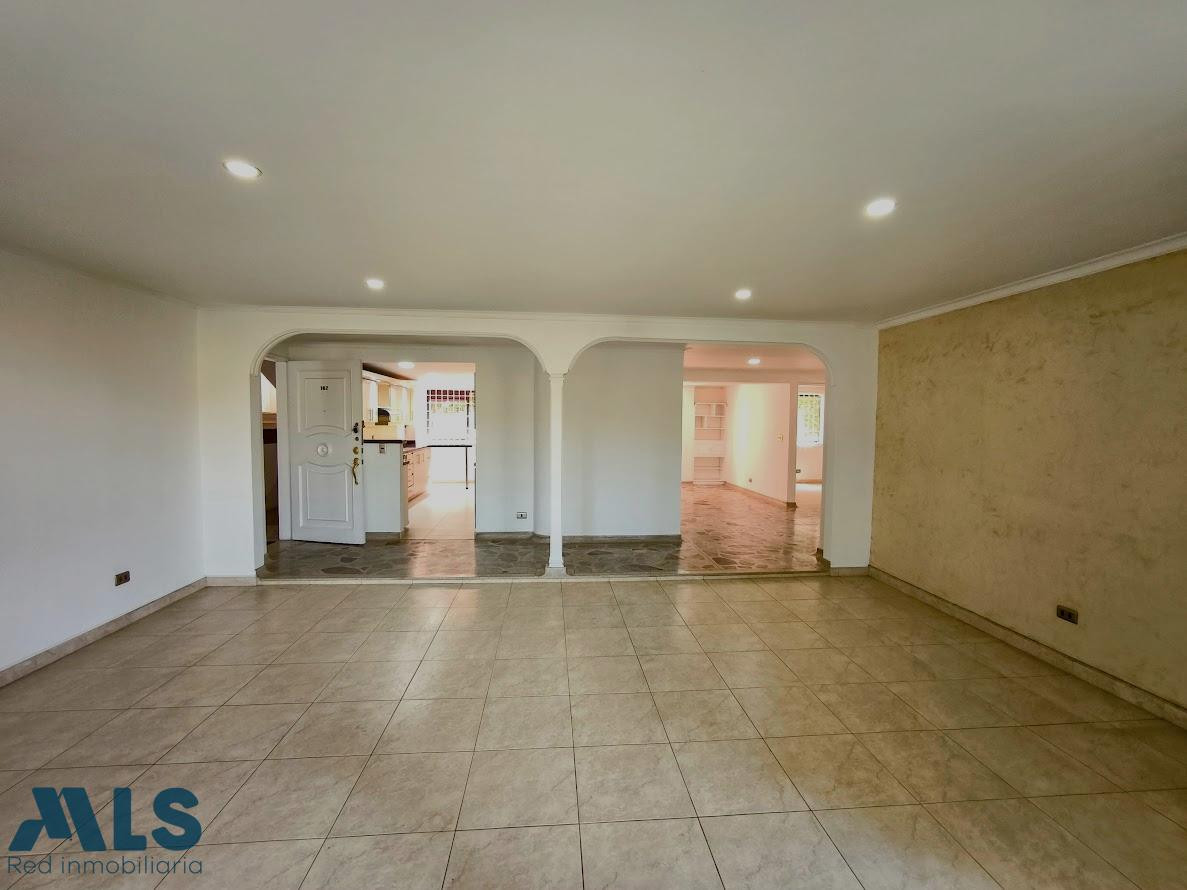 APARTAMENTO EN CASTROPOL CON TERRAZA Y BALCÓN. medellin - castropol