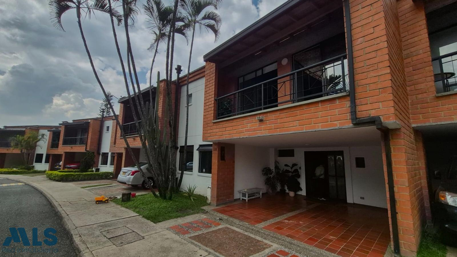 casa disponible para la venta en envigado de 2 niveles envigado - el chocho