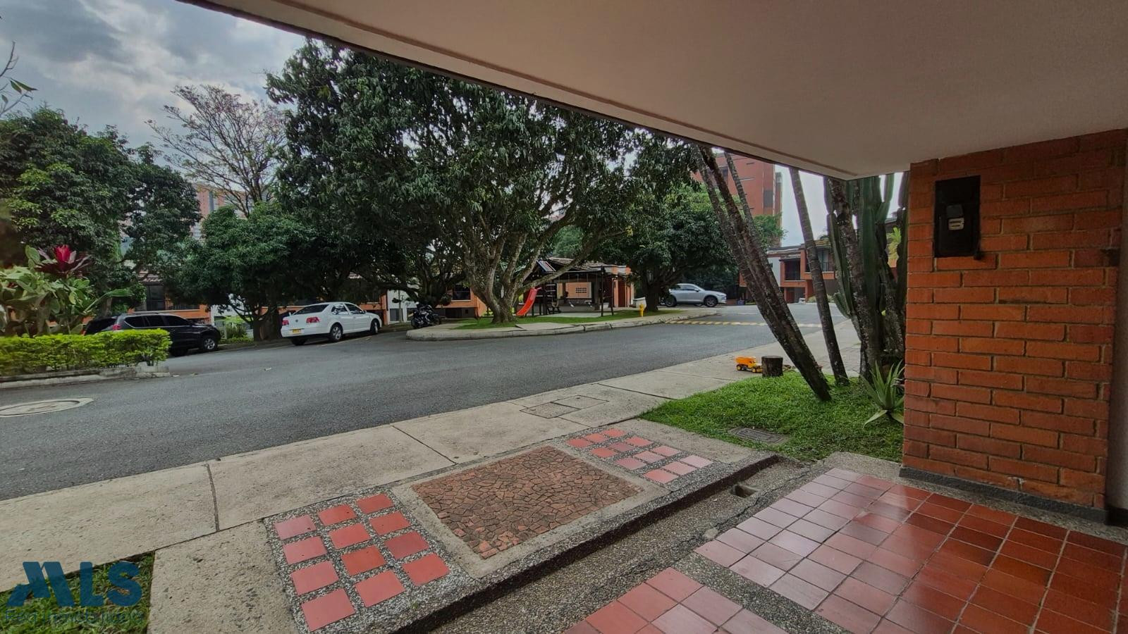 casa disponible para la venta en envigado de 2 niveles envigado - el chocho