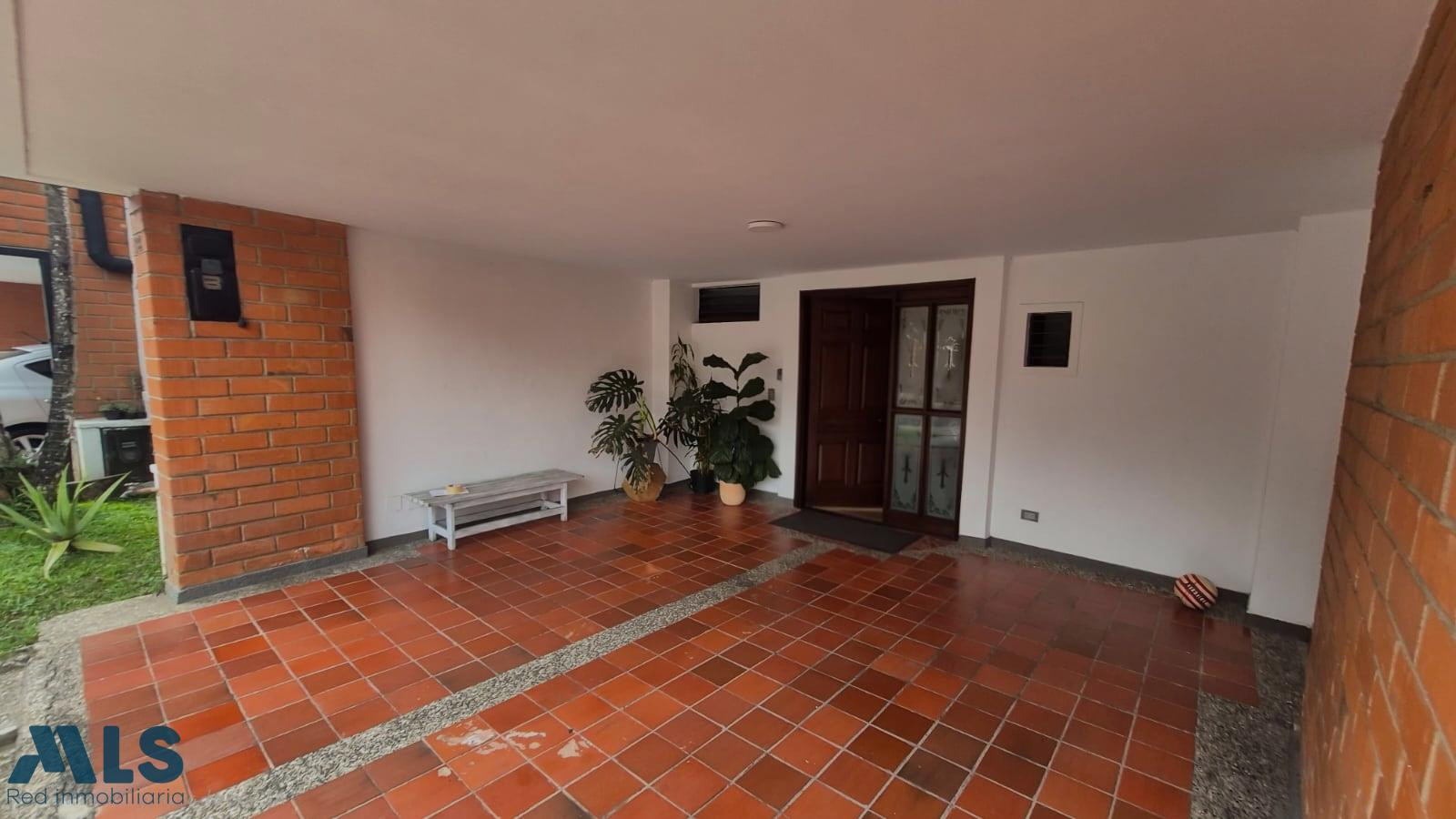 casa disponible para la venta en envigado de 2 niveles envigado - el chocho