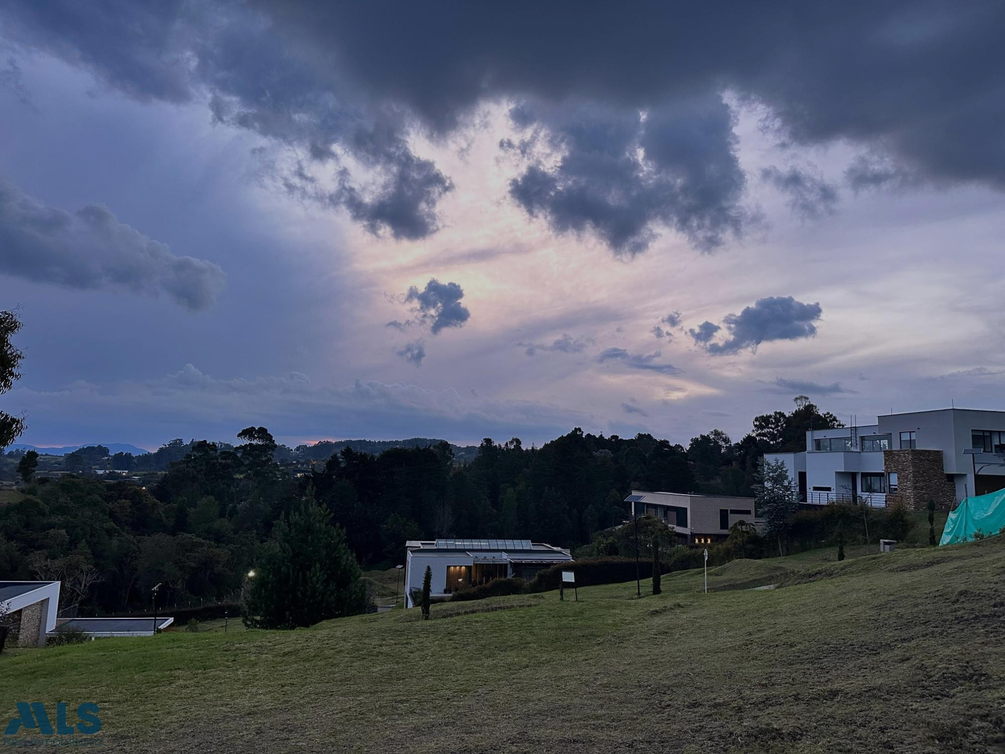 Lote con hermosa vista para la venta envigado - alto de las palmas