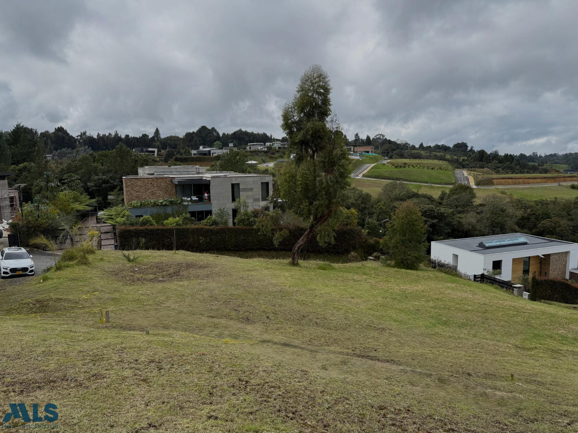 Lote con hermosa vista para la venta envigado - alto de las palmas