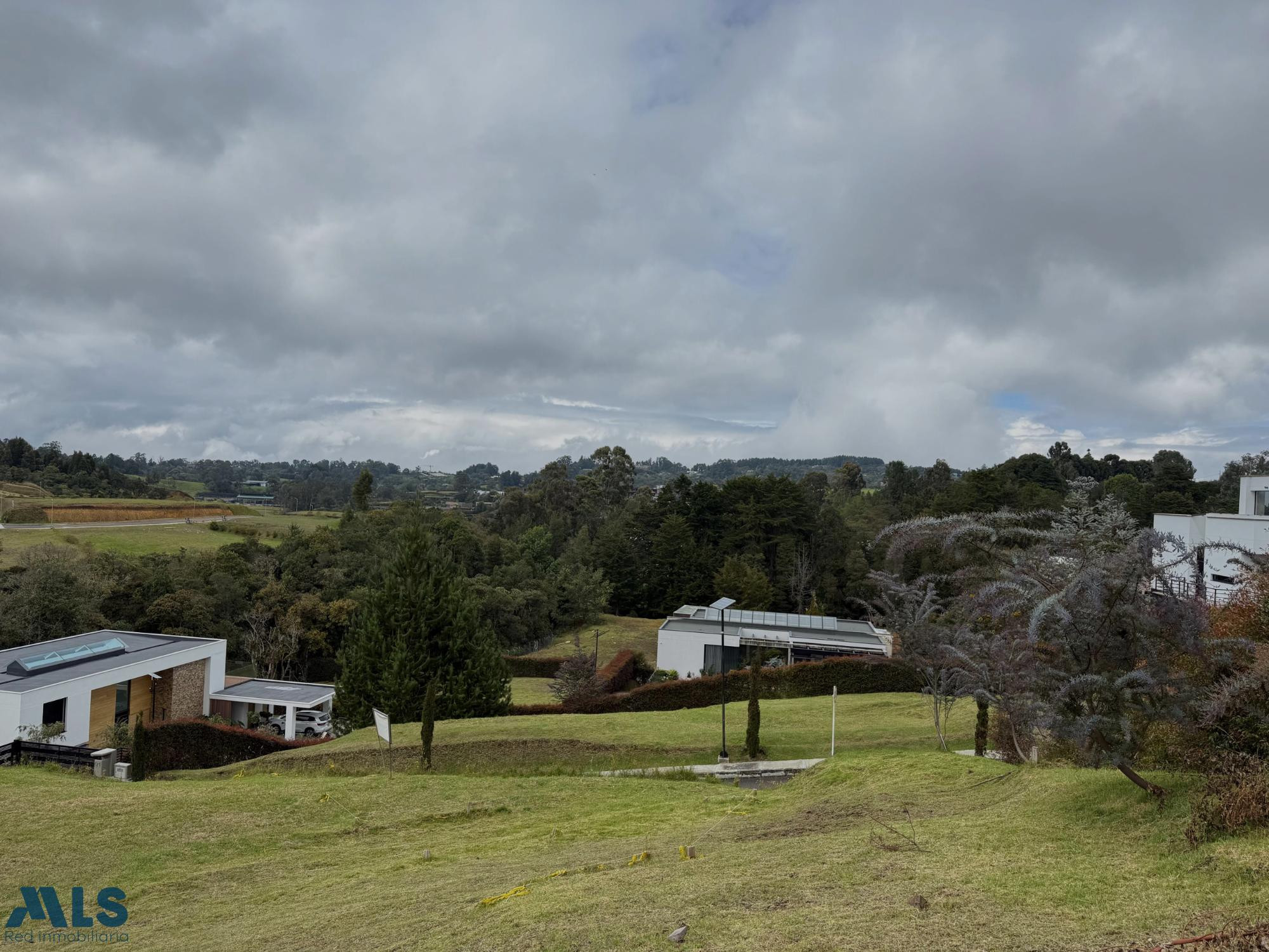 Lote con hermosa vista para la venta envigado - alto de las palmas