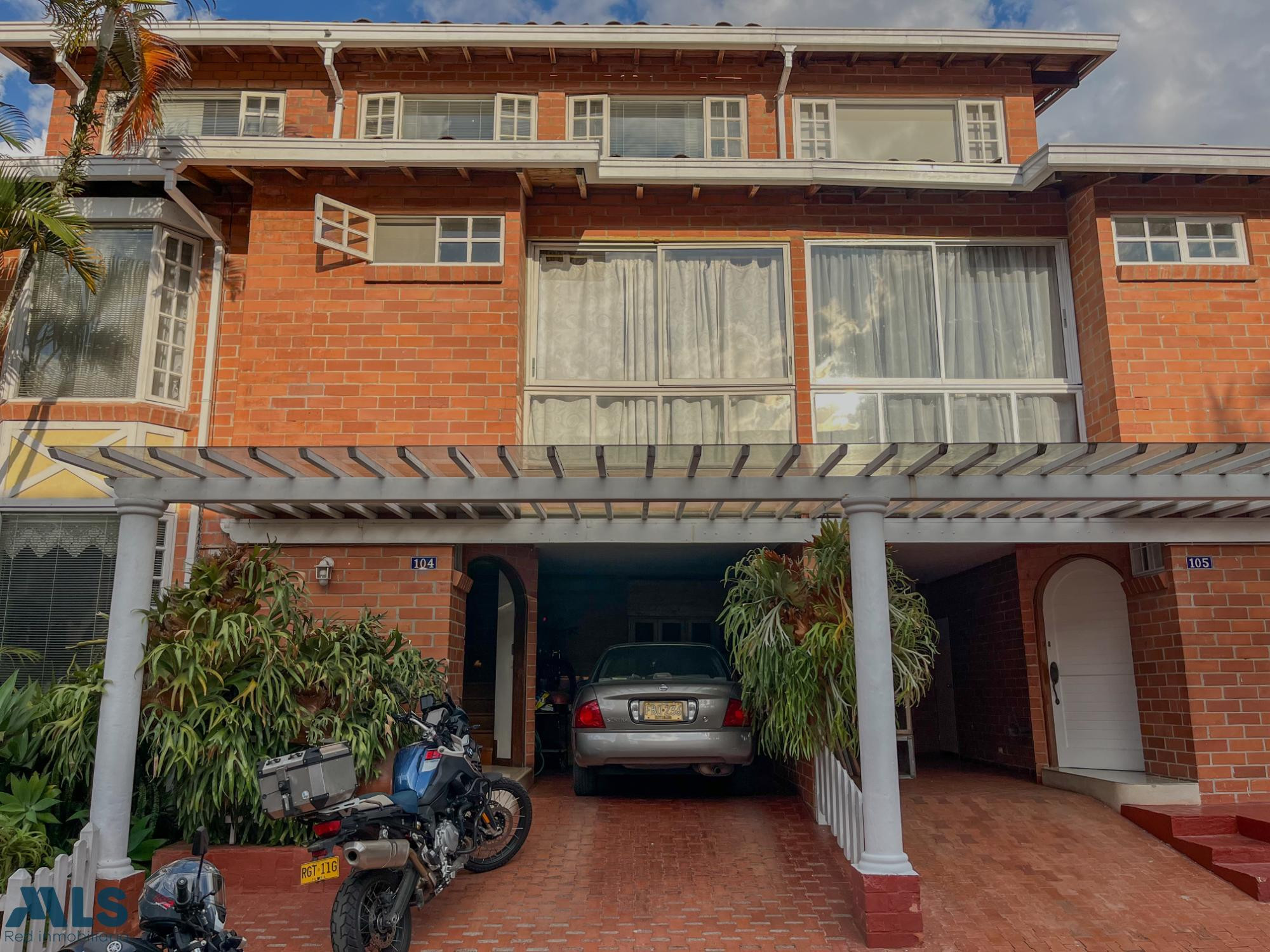 Casa en el poblado con excelente ubicación para remodelar medellin - las lomas no 2