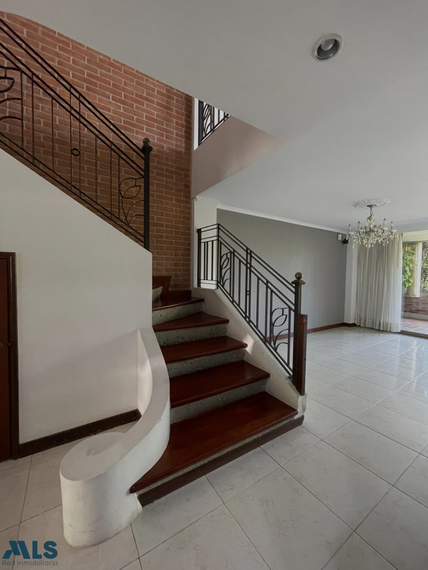 CASA DE 2 NIVELES, CON JARDIN, ENVIGADO, LOMA DE BENEDICTINOS envigado - loma de benedictinos