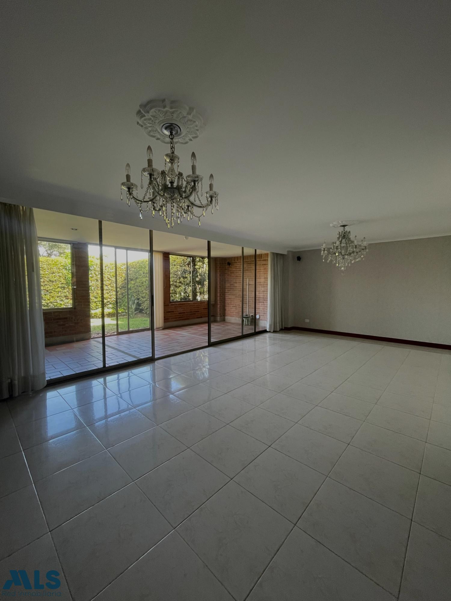 CASA DE 2 NIVELES, CON JARDIN, ENVIGADO, LOMA DE BENEDICTINOS envigado - loma de benedictinos