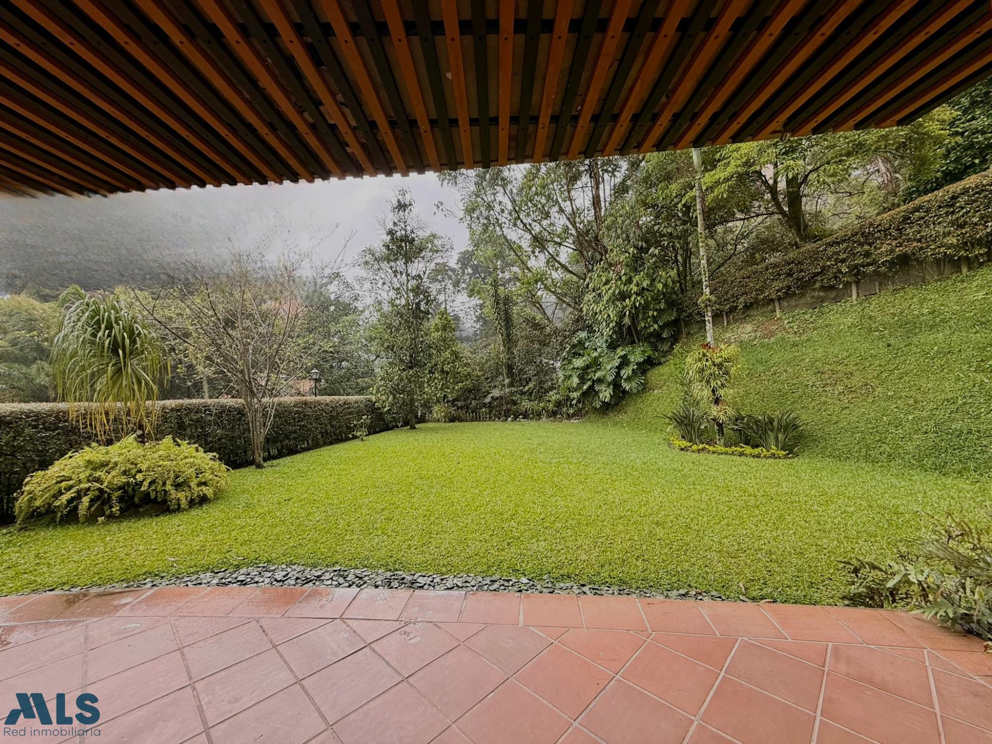 Hermosa casa con amplio jardín en la Calera medellin - la calera