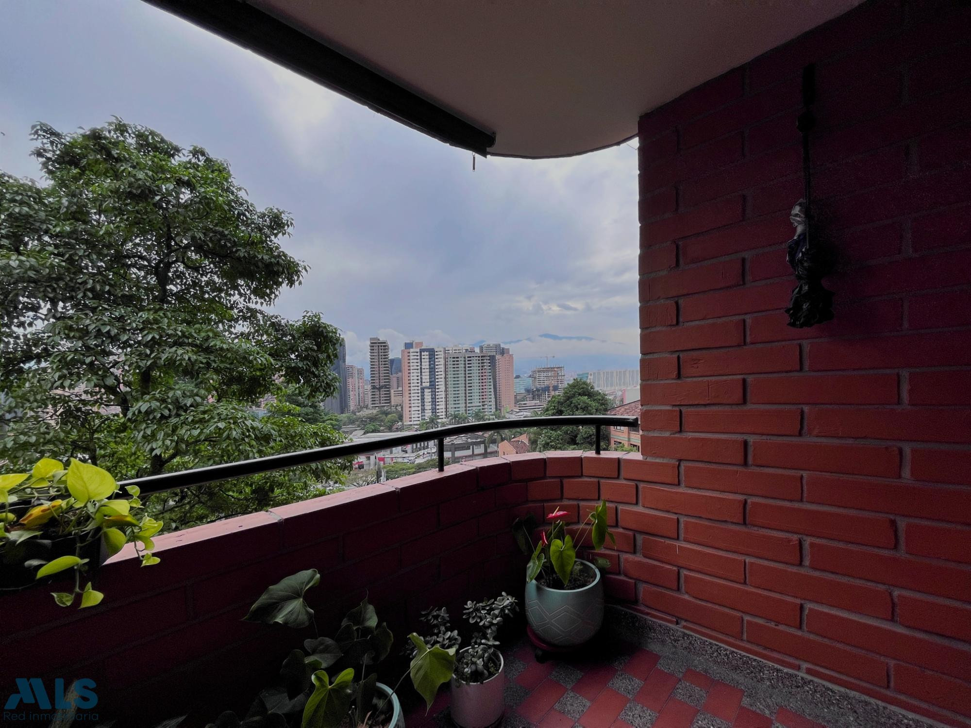 Apartamento a media cuadra de la av el Poblado. medellin - castropol