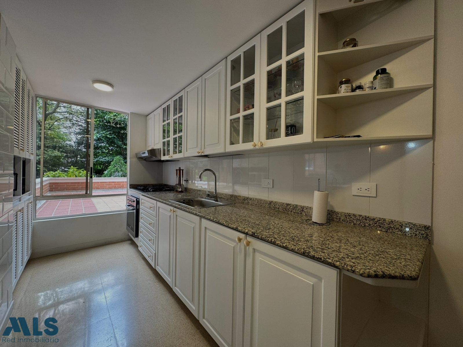 Apto con terraza a pasos de Milla de Oro, Poblado medellin - la tomatera