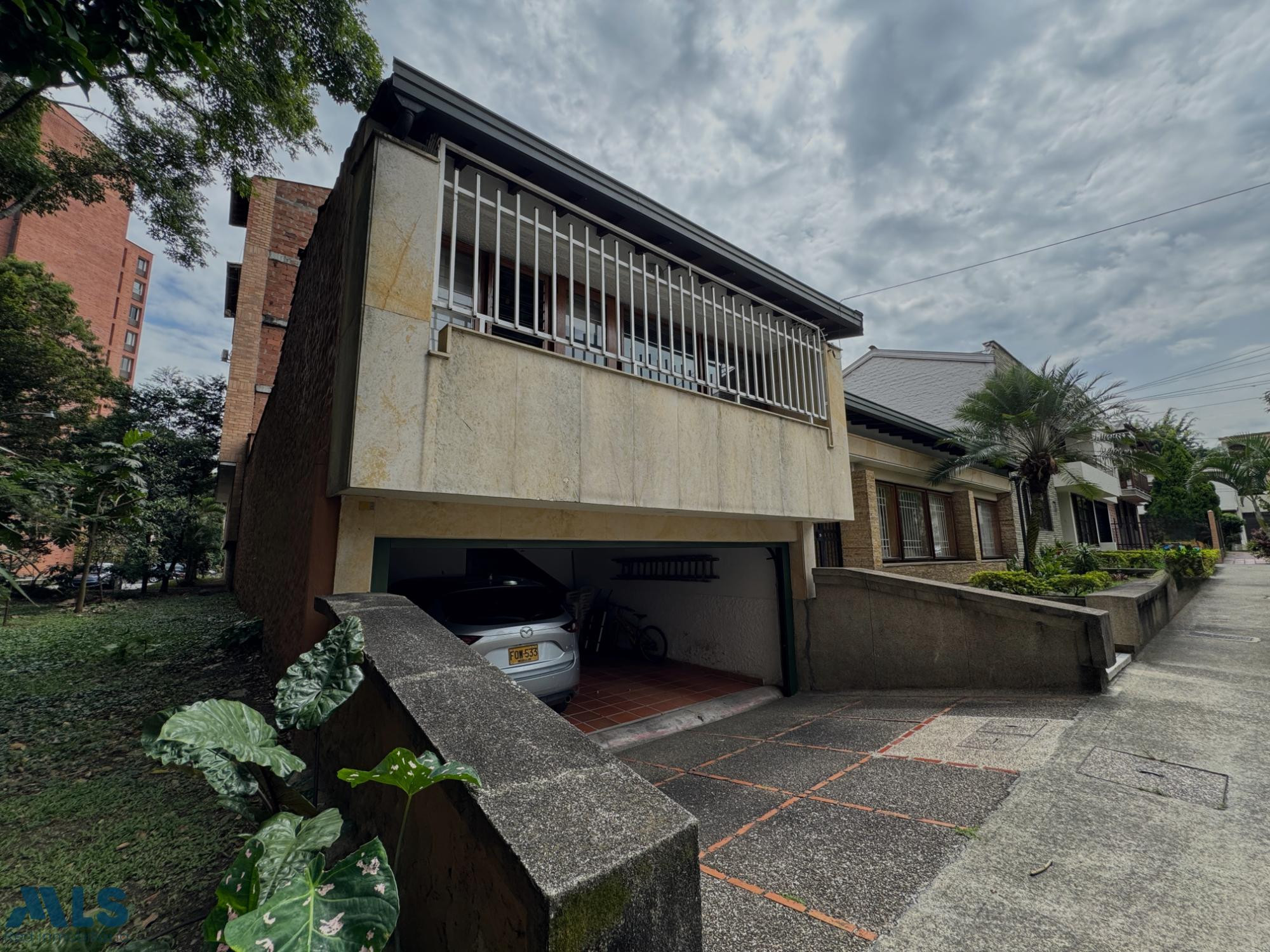 Casa Lote amplia y exclusiva en sector Estadio medellin - estadio