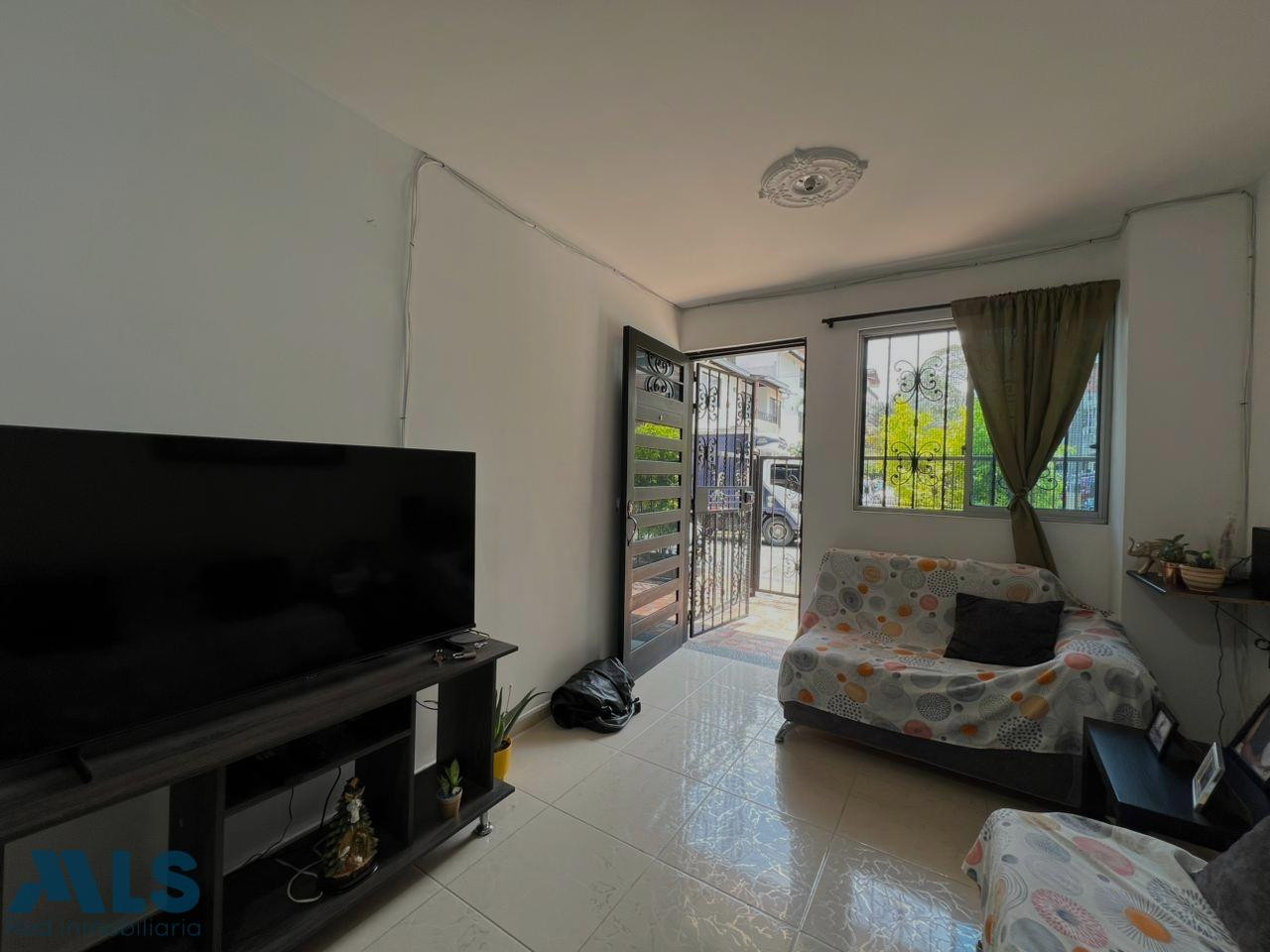 Casa amplia, iluminada y con garaje cerrado itagui - santa maria