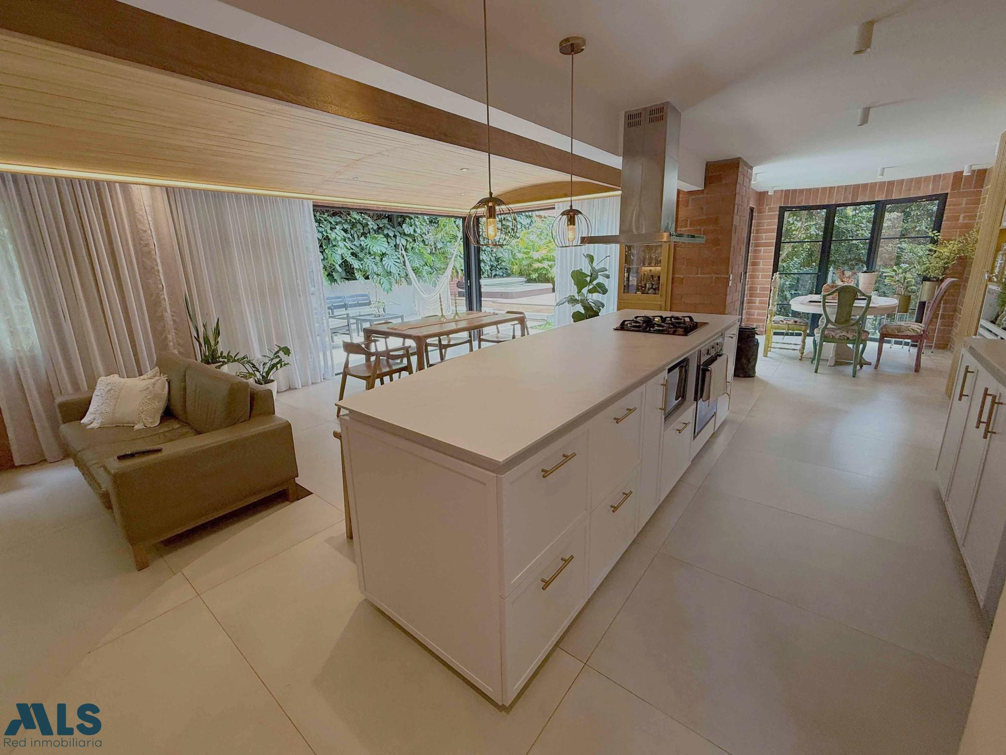 Casa remodelada con jardin y jacuzzi en San Lucas medellin - san lucas