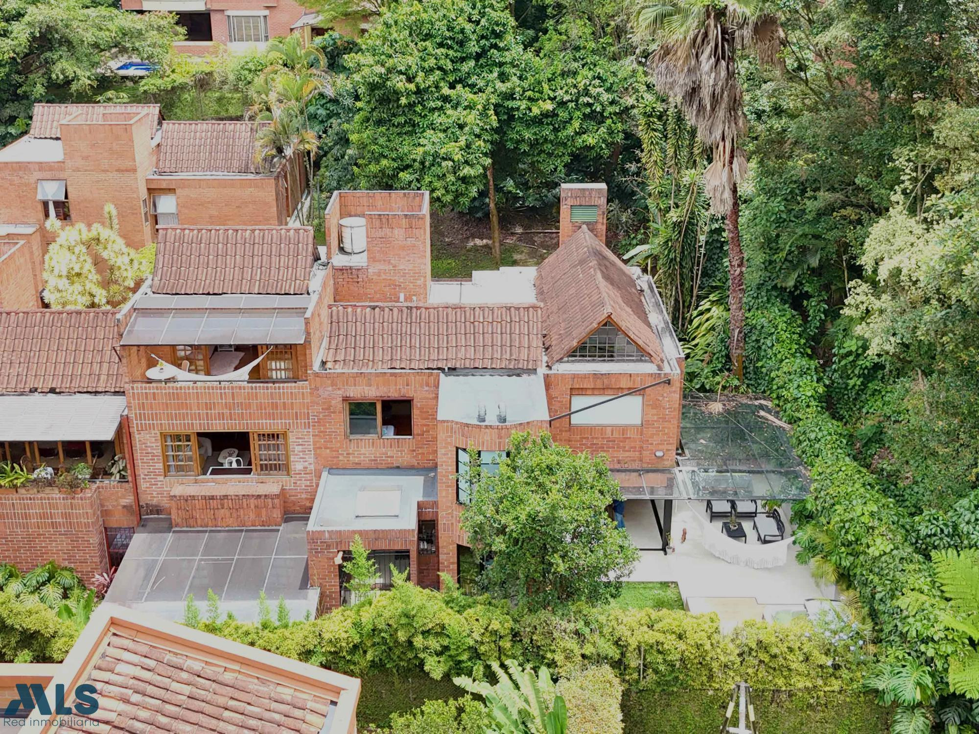 Casa remodelada con jardin y jacuzzi en San Lucas medellin - san lucas