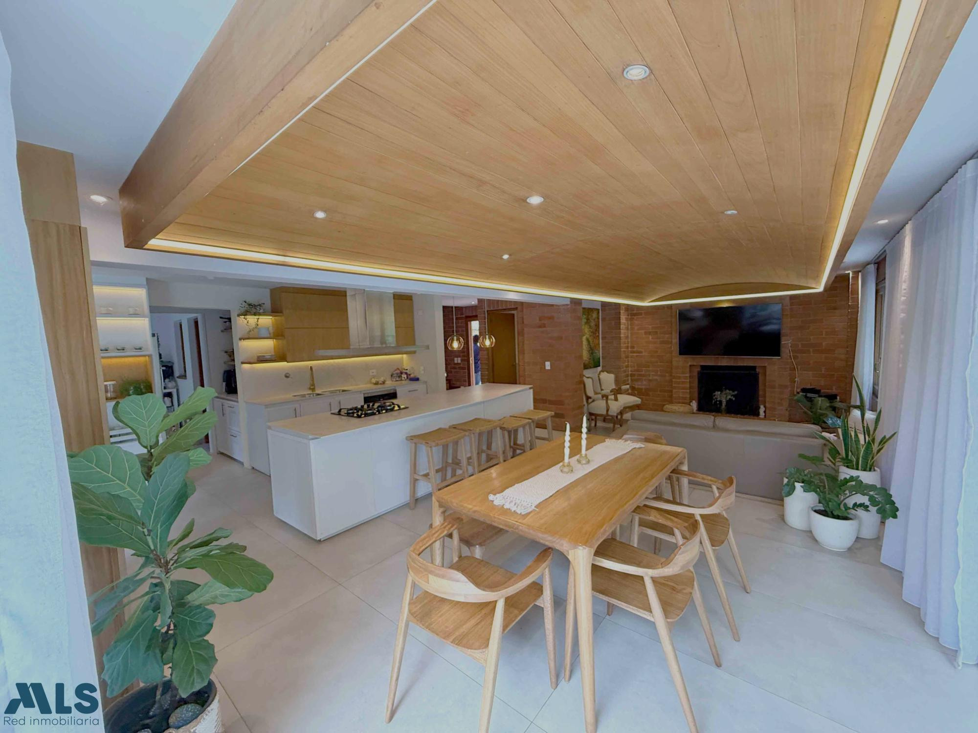 Casa remodelada con jardin y jacuzzi en San Lucas medellin - san lucas