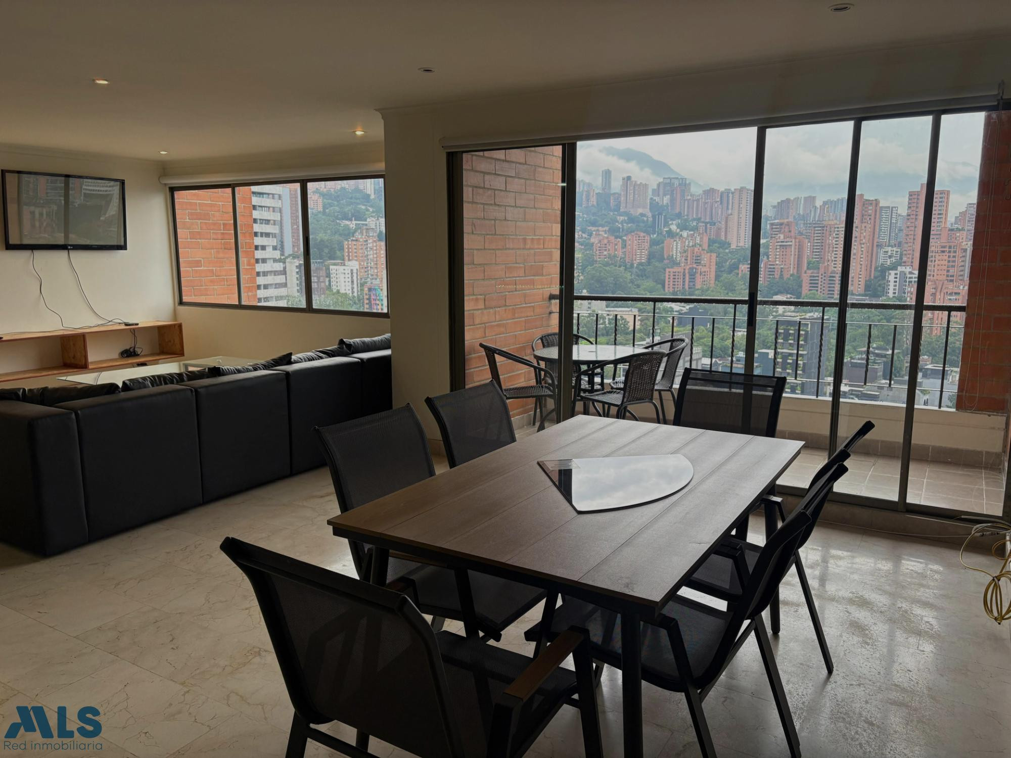 Espacios que se disfrutan en cada rincón… y una vista ESPECTACULAR. medellin - loma de los parra