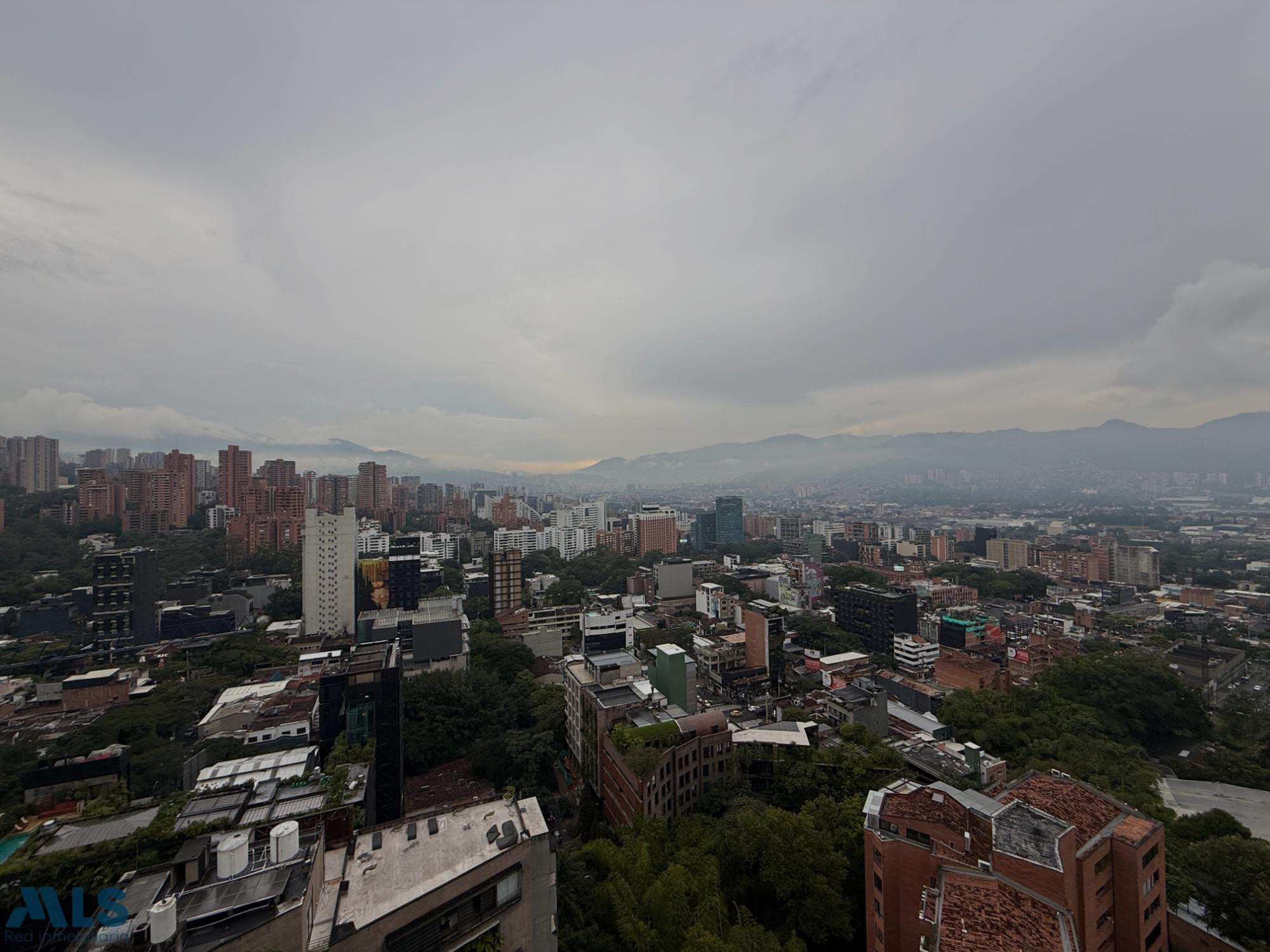 Espacios que se disfrutan en cada rincón… y una vista ESPECTACULAR. medellin - loma de los parra