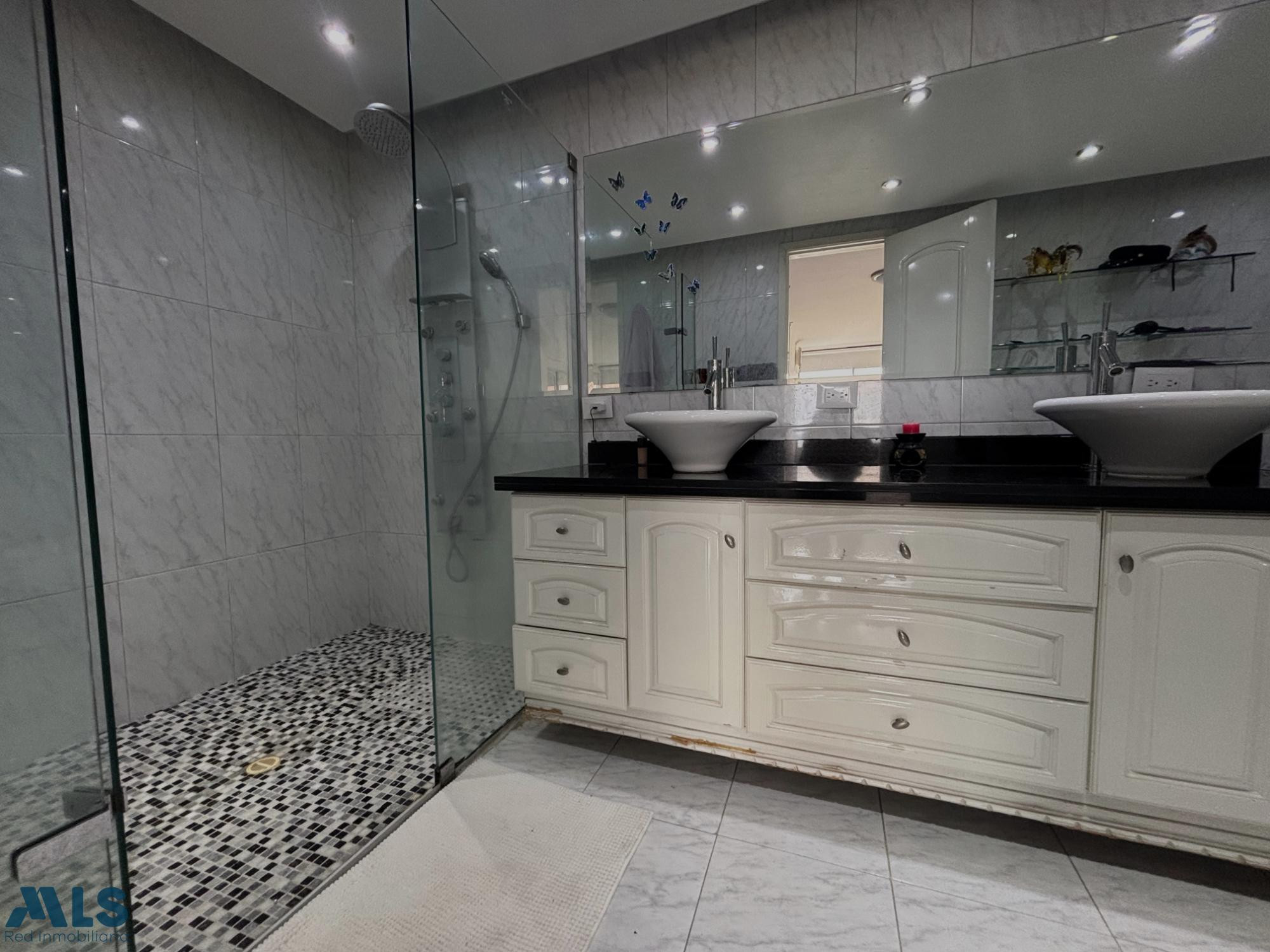 Apartamento de 6 habitaciones frente a Oviedo y Santafe. medellin - oviedo