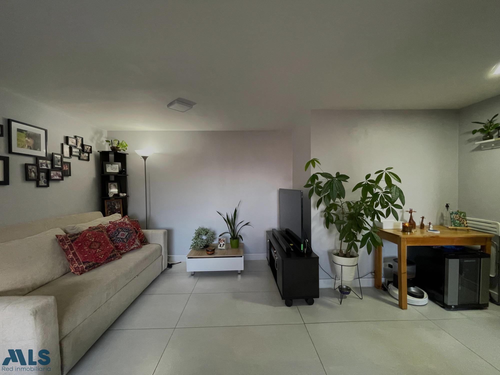 APARTAMENTO CON VISTA ESTUPENDA EN LOMA DE LOS BERNAL medellin - loma de los bernal