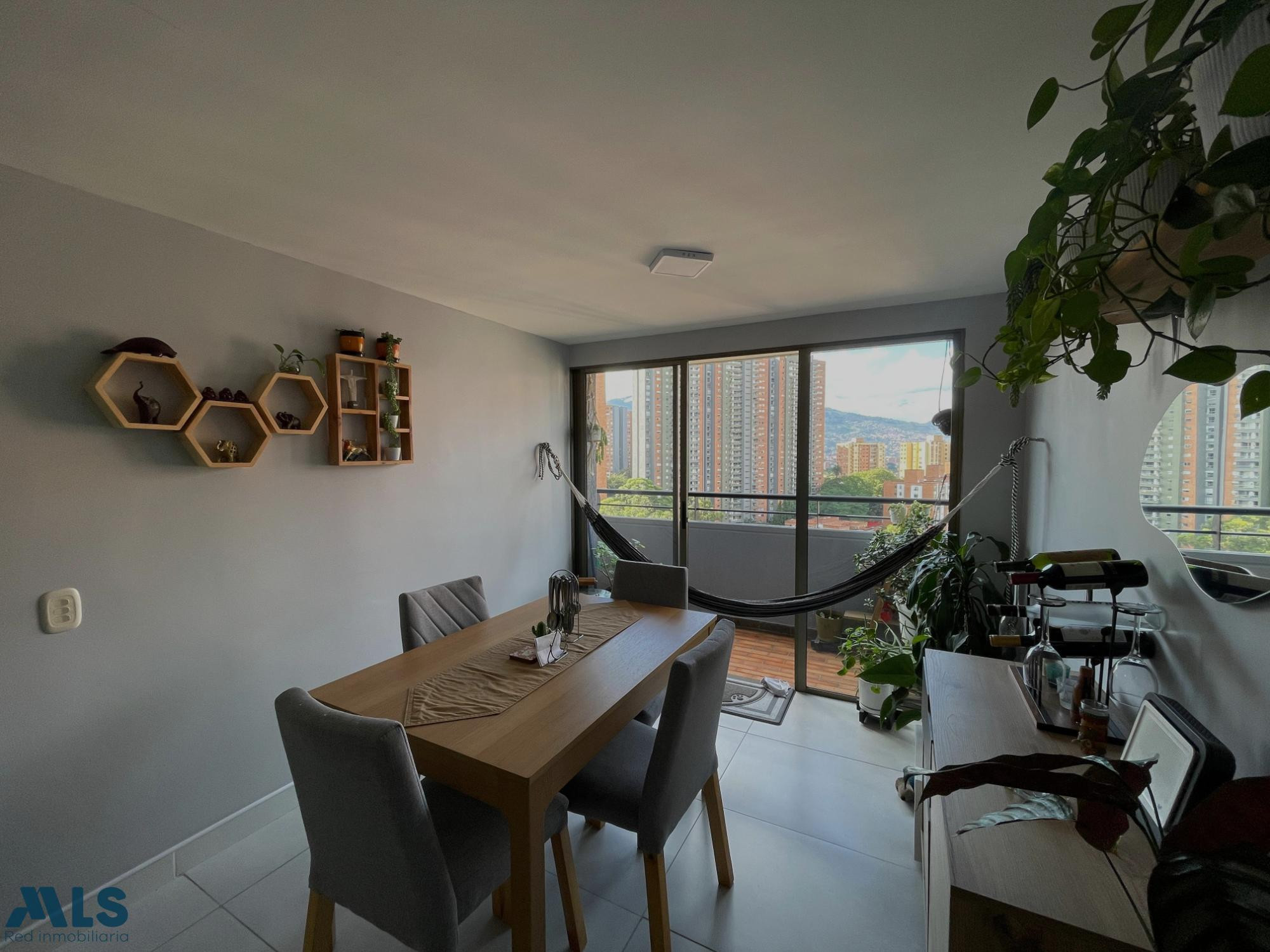 APARTAMENTO CON VISTA ESTUPENDA EN LOMA DE LOS BERNAL medellin - loma de los bernal