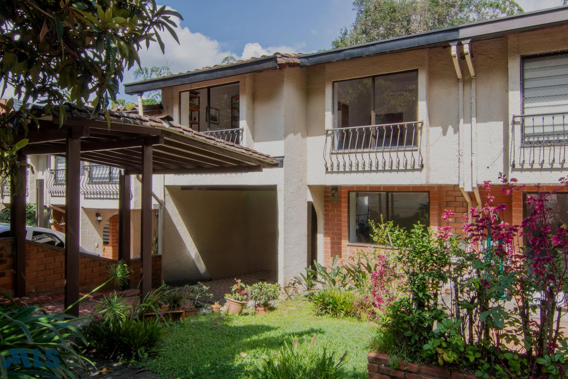 Hermosa casa remodelada de 3 niveles envigado - transversal intermedia