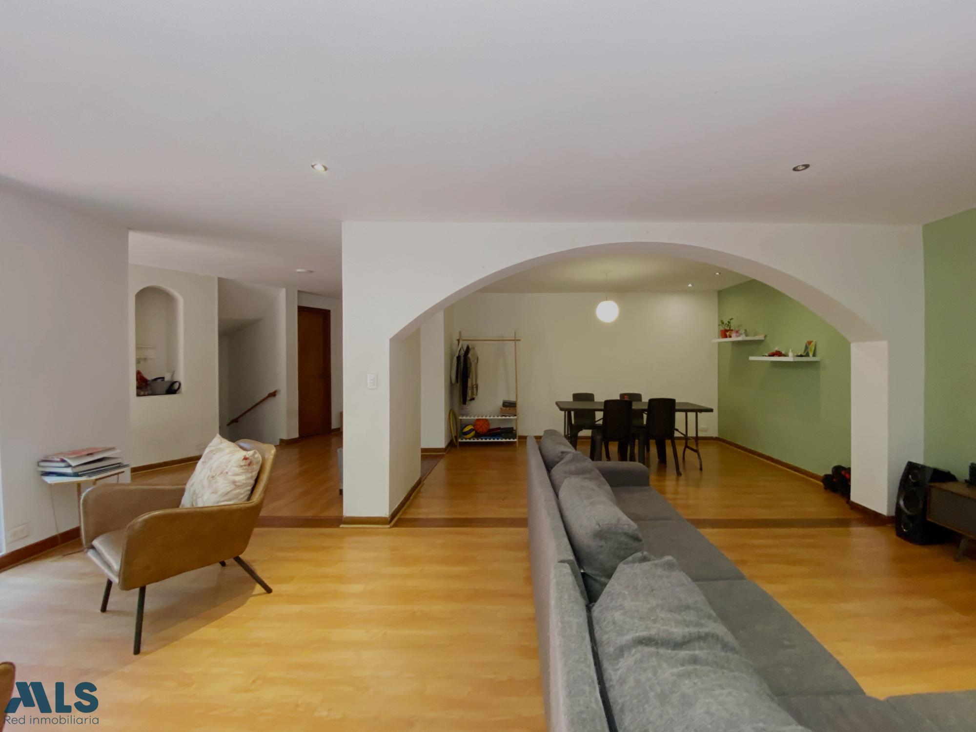 Casa en urbanización cercana a todo en Castropol medellin - castropol