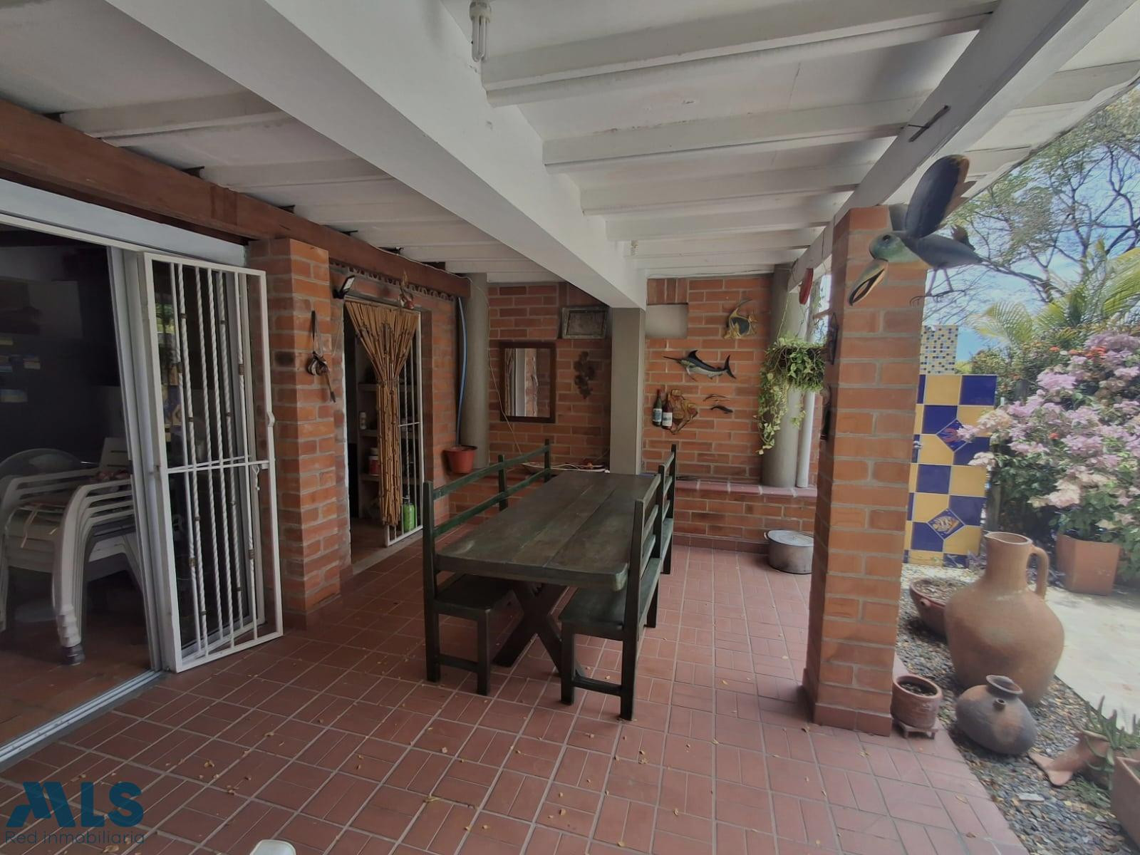 Casa con muy buenos espacios para disfrutar en familia santa-fe-de-antioquia - llano de bolivar