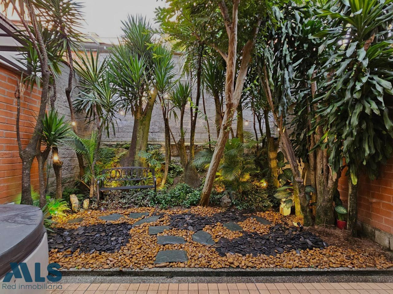 Última oportunidad en El Poblado: casa 3 pisos, jardín con árboles y jacuzzi medellin - castropol