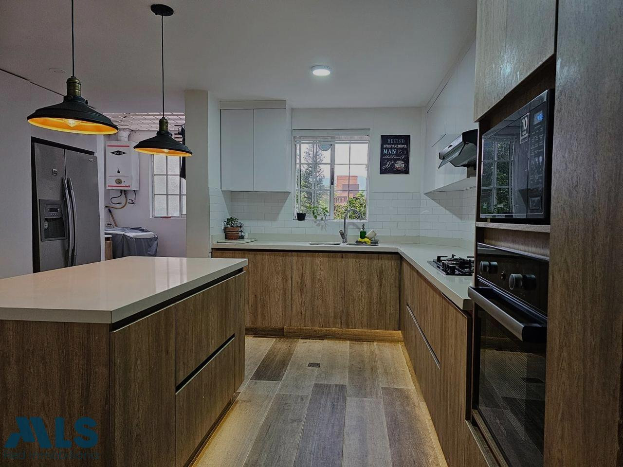Última oportunidad en El Poblado: casa 3 pisos, jardín con árboles y jacuzzi medellin - castropol