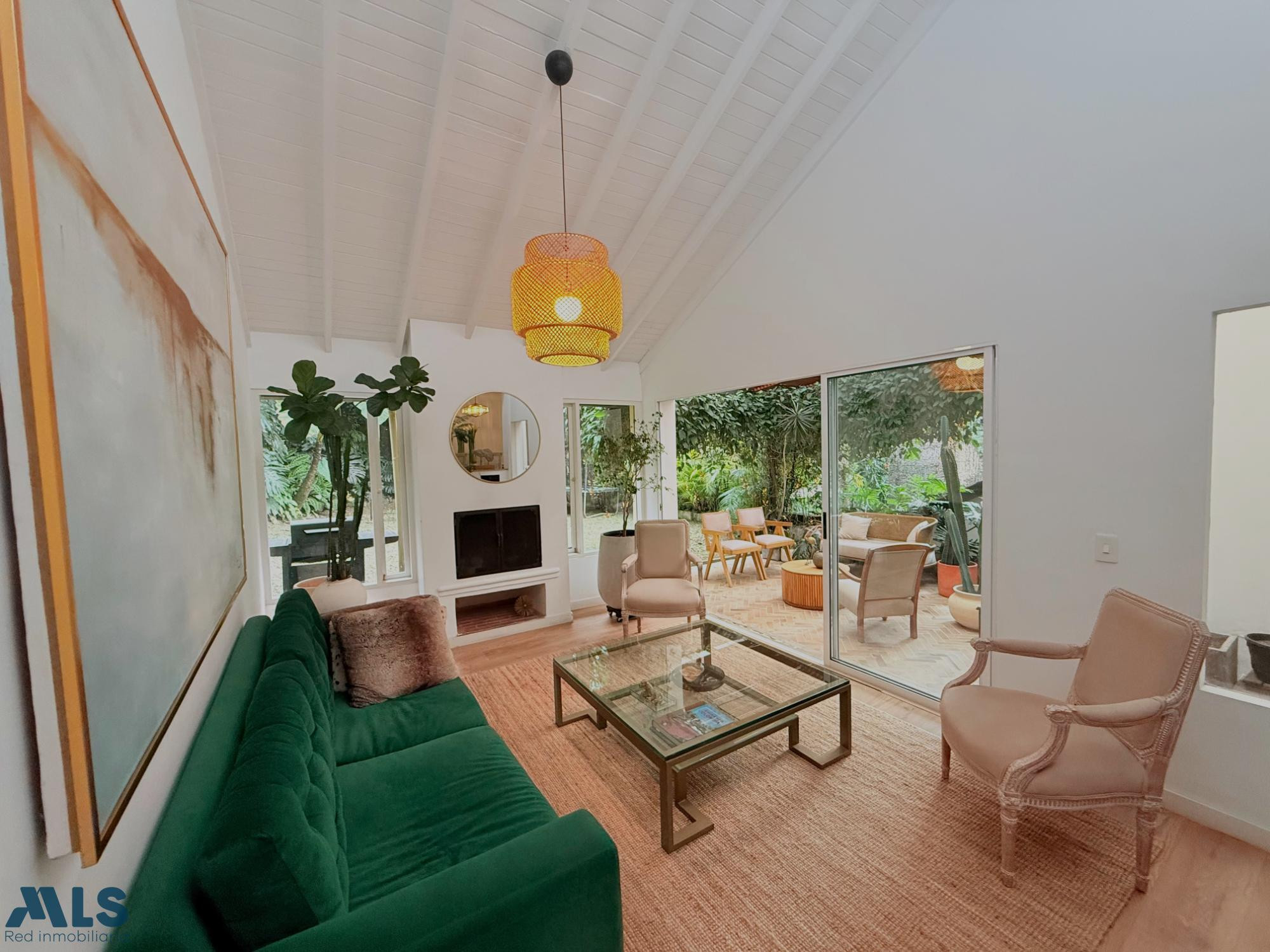 Casa estilo europeo en unidad de solo 8 casas cerca al CES medellin - las lomas no 2