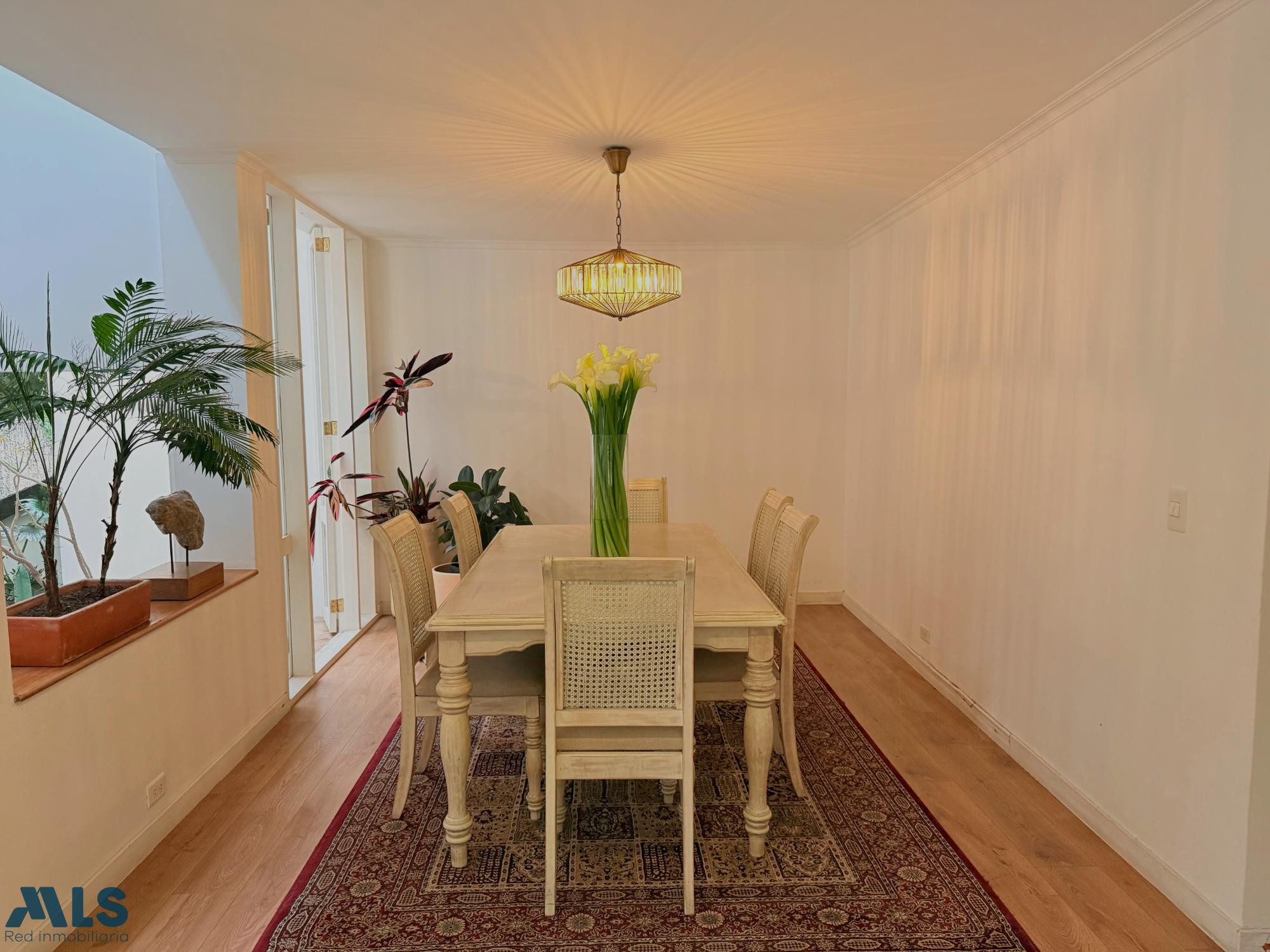 Casa estilo europeo en unidad de solo 8 casas cerca al CES medellin - las lomas no 2