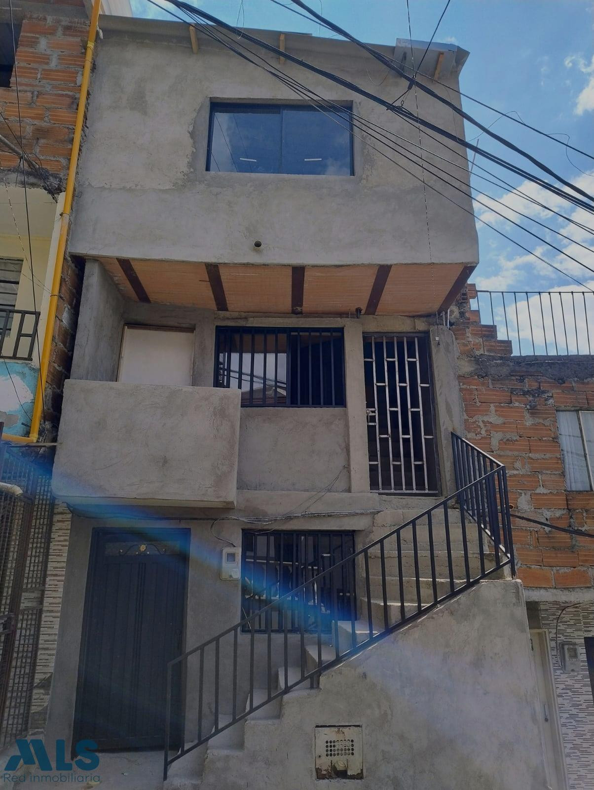 Casa unifamiliar con 3 apartaestudios, uno en cada piso medellin - san jose la cima no 1