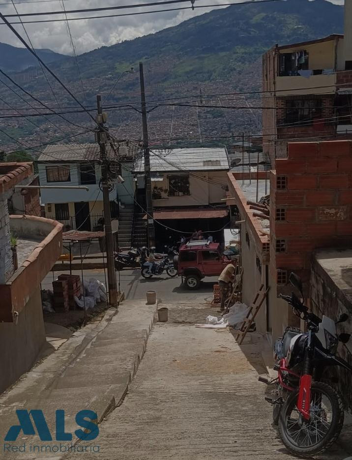 Casa unifamiliar con 3 apartaestudios, uno en cada piso medellin - san jose la cima no 1