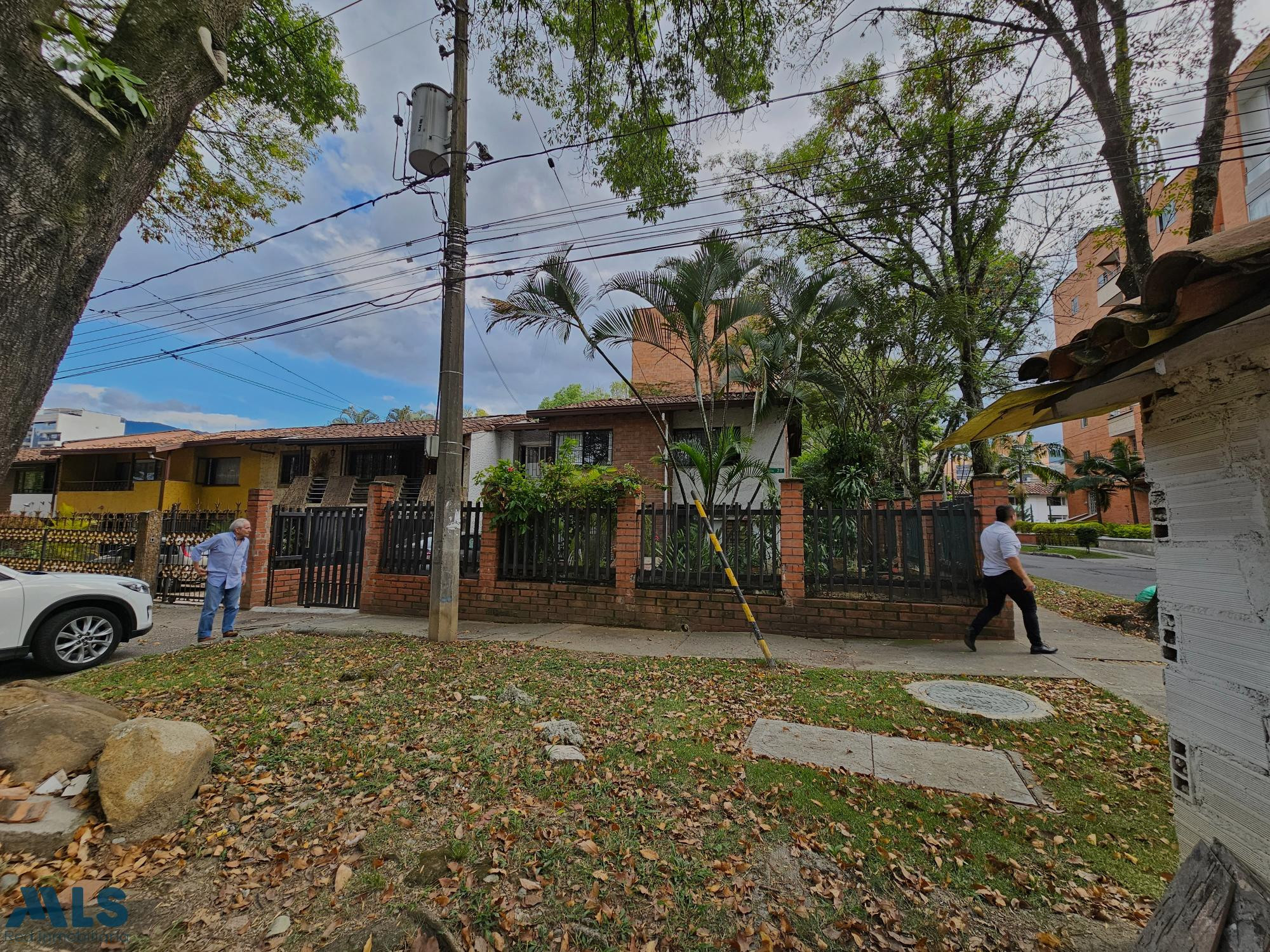 hermosa casa lote con mucho espacio en belen medellin - belen