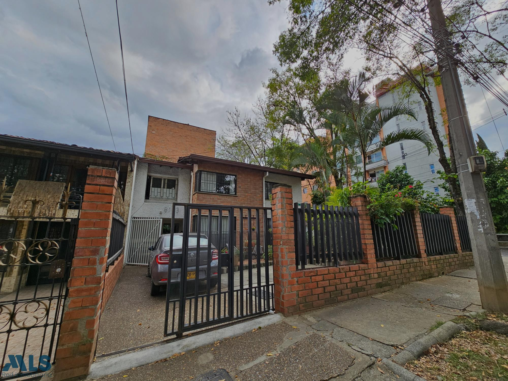 hermosa casa lote con mucho espacio en belen medellin - belen