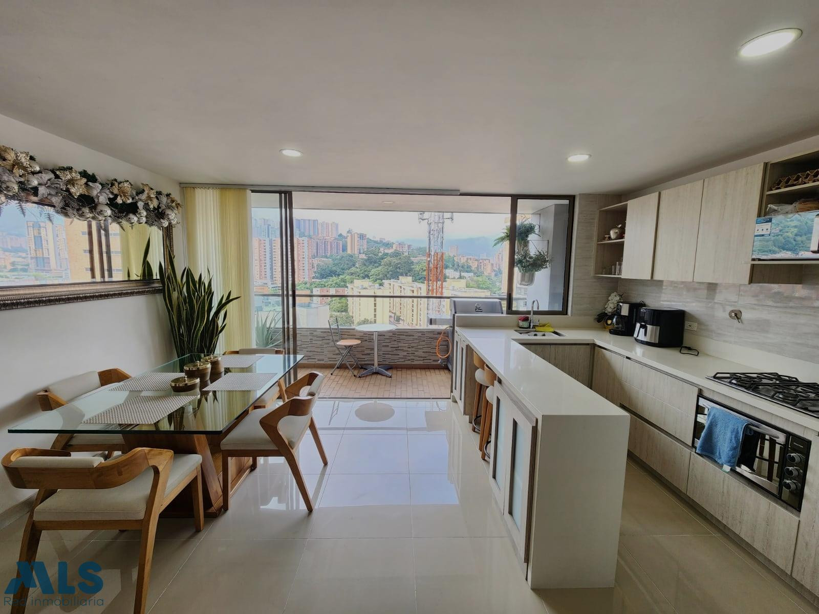 APARTAMENTO CON BUENA VISTA Y EN ZONA PLANA. envigado - la paz