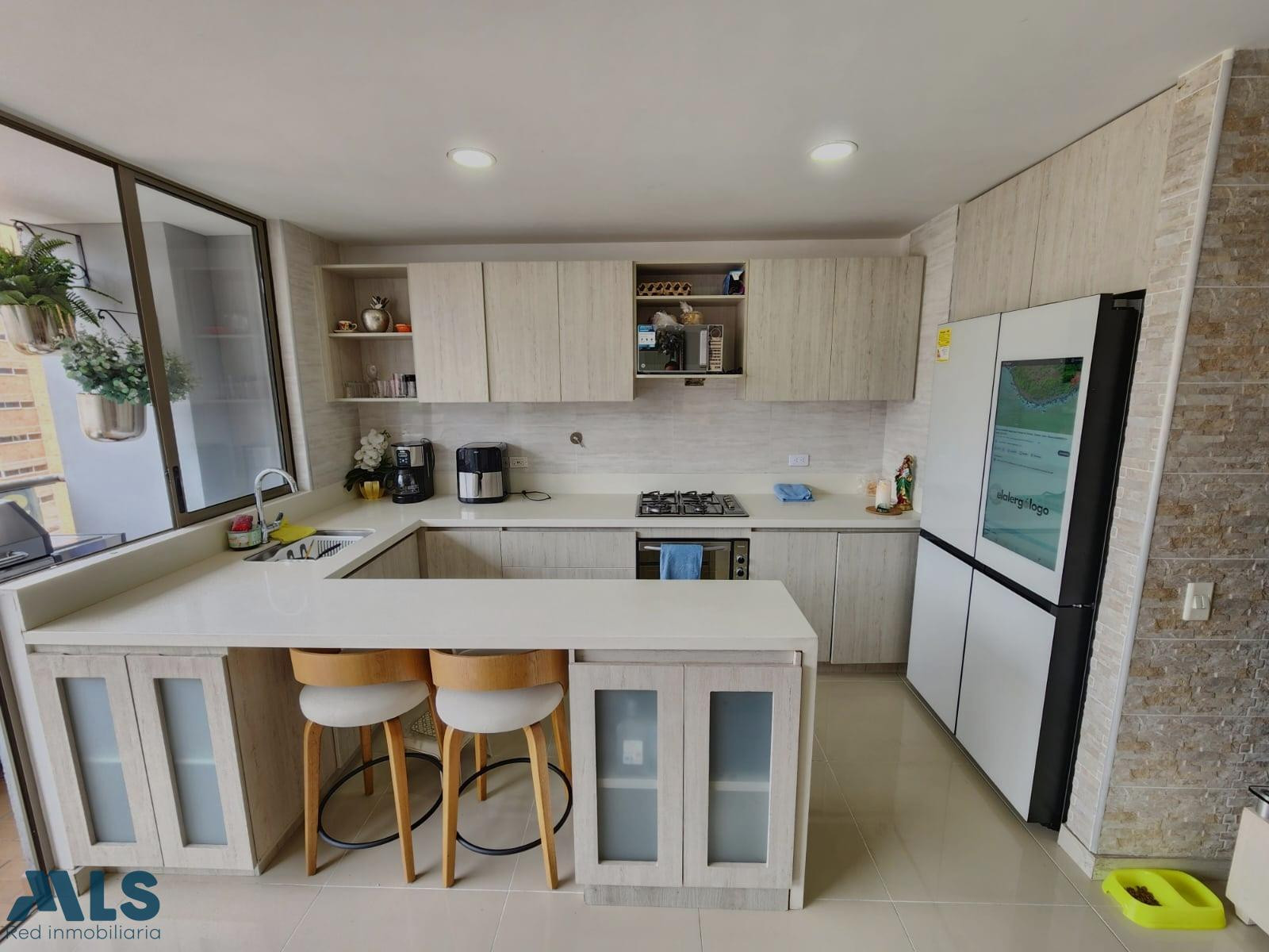 APARTAMENTO CON BUENA VISTA Y EN ZONA PLANA. envigado - la paz