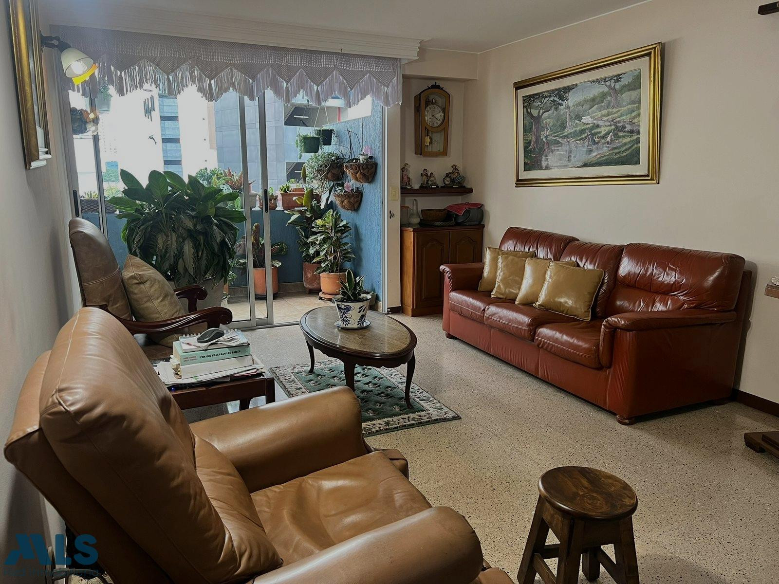 VENDO AMPLIO E ILUMINADO APARTAMENTO medellin - carlos e restrepo