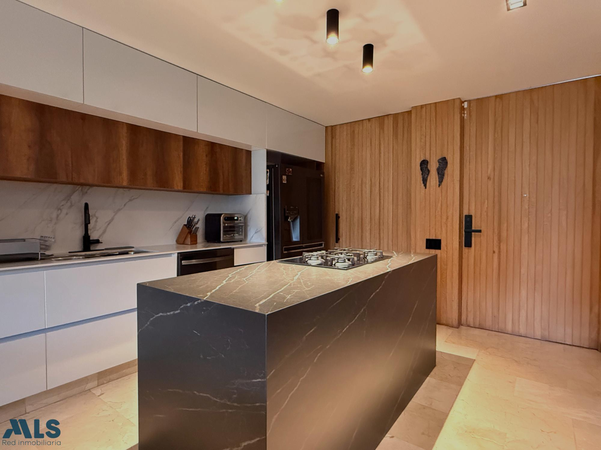 Hermosa casa con amplio jardín de 2 niveles envigado - la calleja