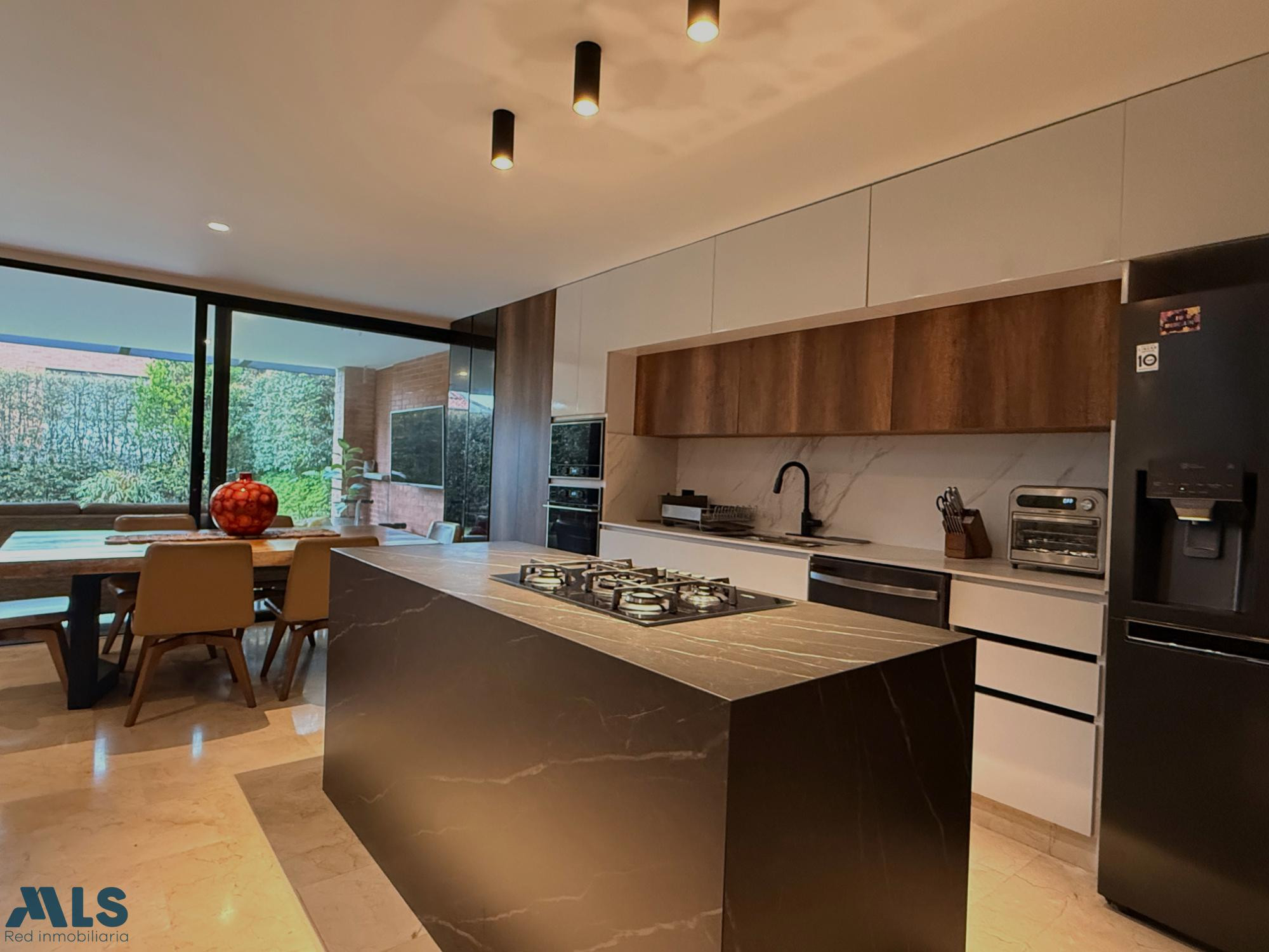 Hermosa casa con amplio jardín de 2 niveles envigado - la calleja