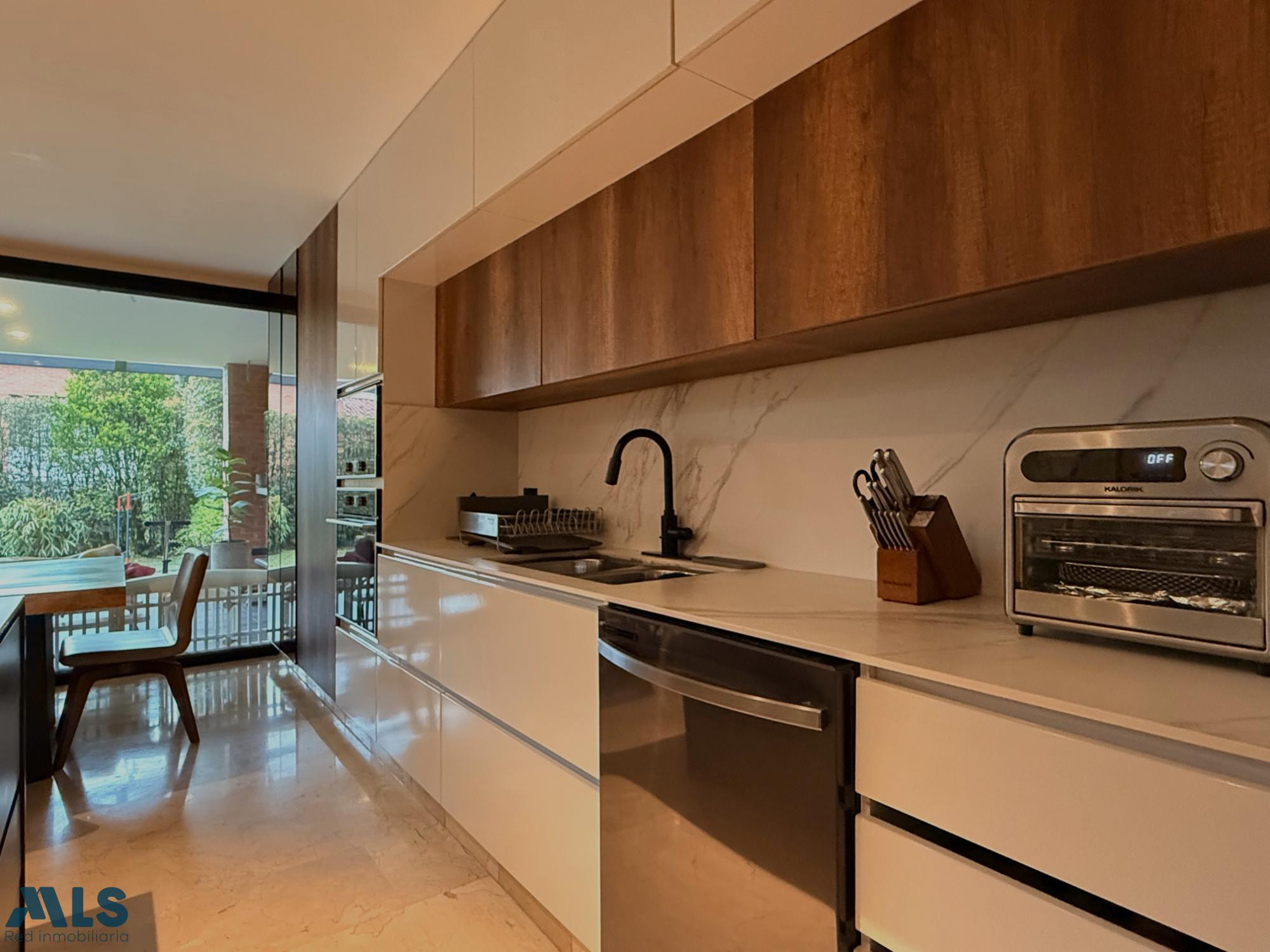 Hermosa casa con amplio jardín de 2 niveles envigado - la calleja