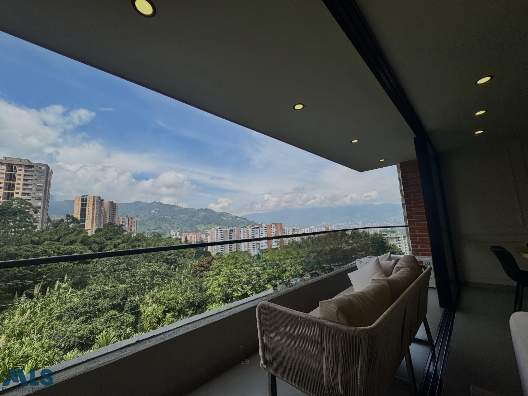 Un apartamento moderno, amplio y rodeado de naturaleza 🌿✨ ideal para quienes buscan envigado - loma de las brujas